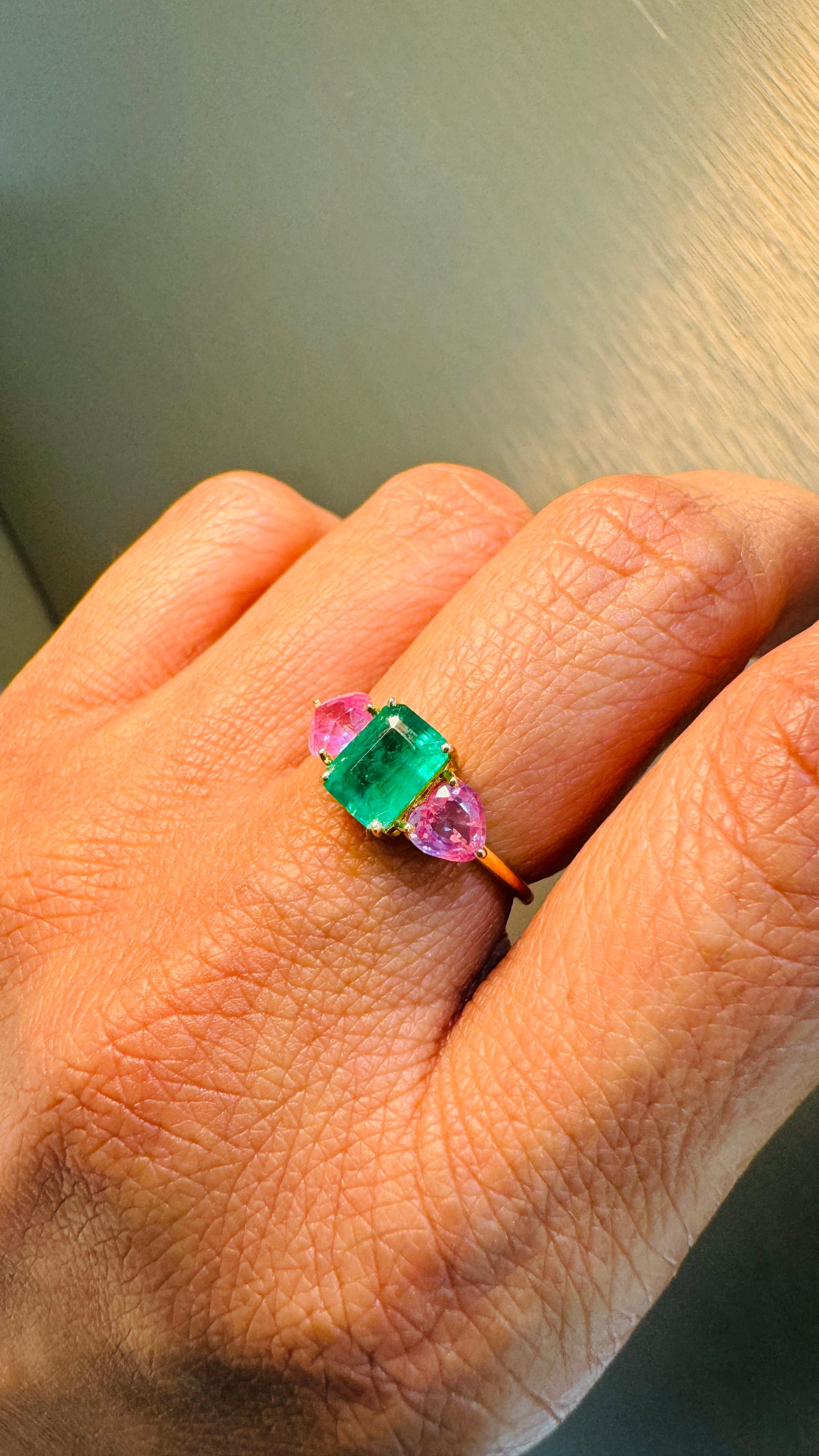 Contemporain Bague en forme de cœur en émeraude rectangulaire et saphir rose en or jaune 18 carats en vente