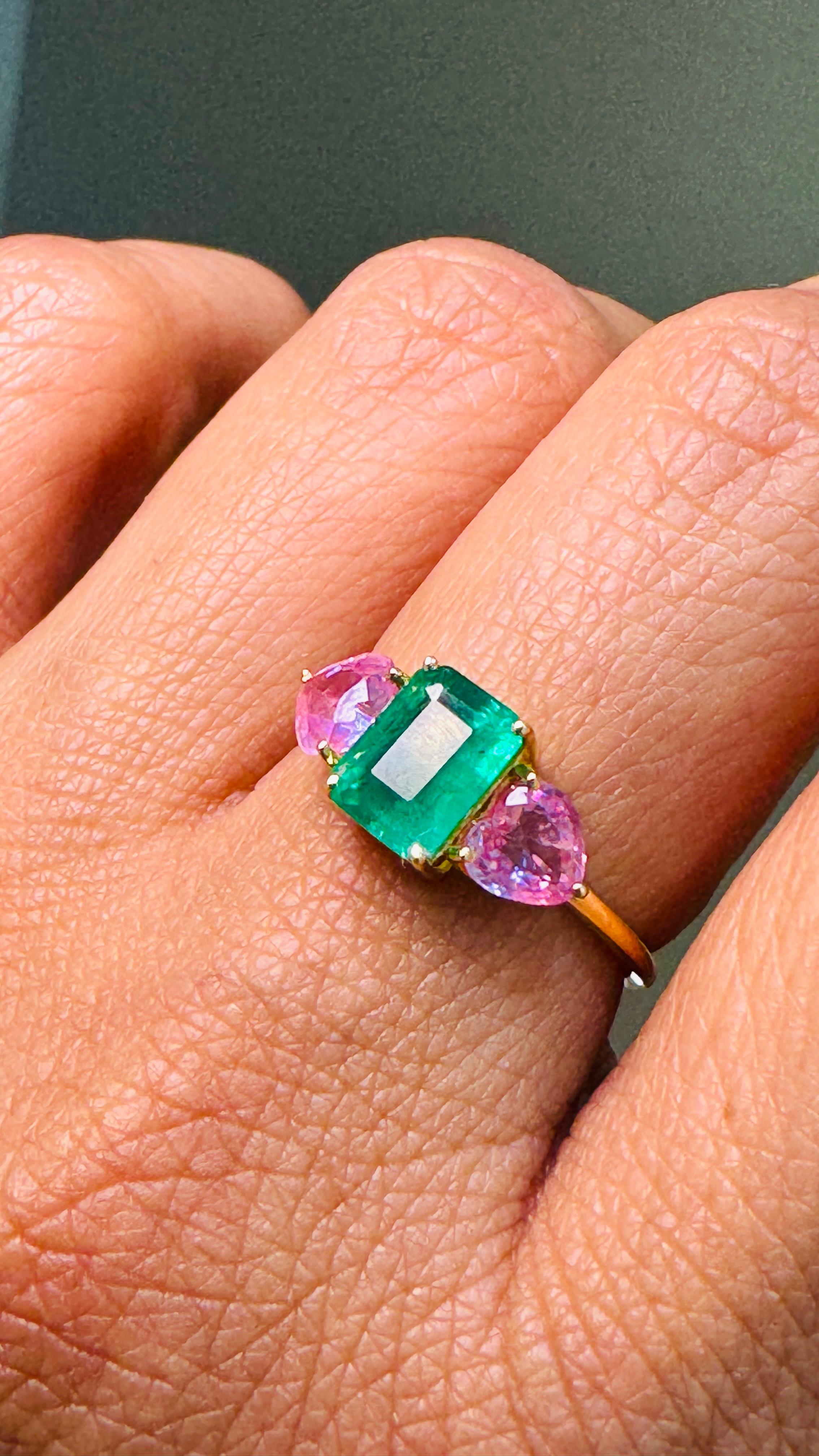 Bague en forme de cœur en émeraude rectangulaire et saphir rose en or jaune 18 carats en vente 1