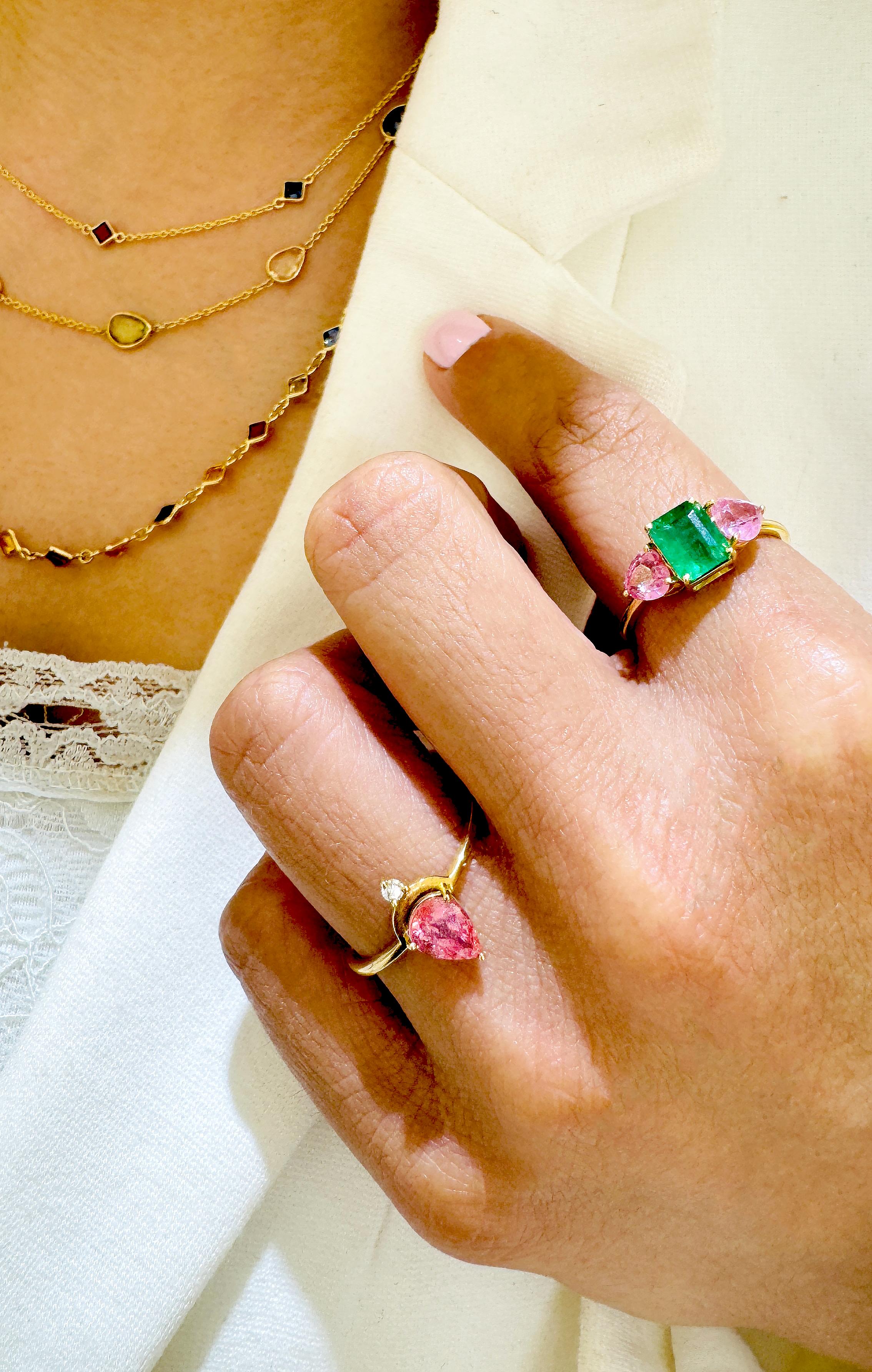 Bague en forme de cœur en émeraude rectangulaire et saphir rose en or jaune 18 carats en vente 2