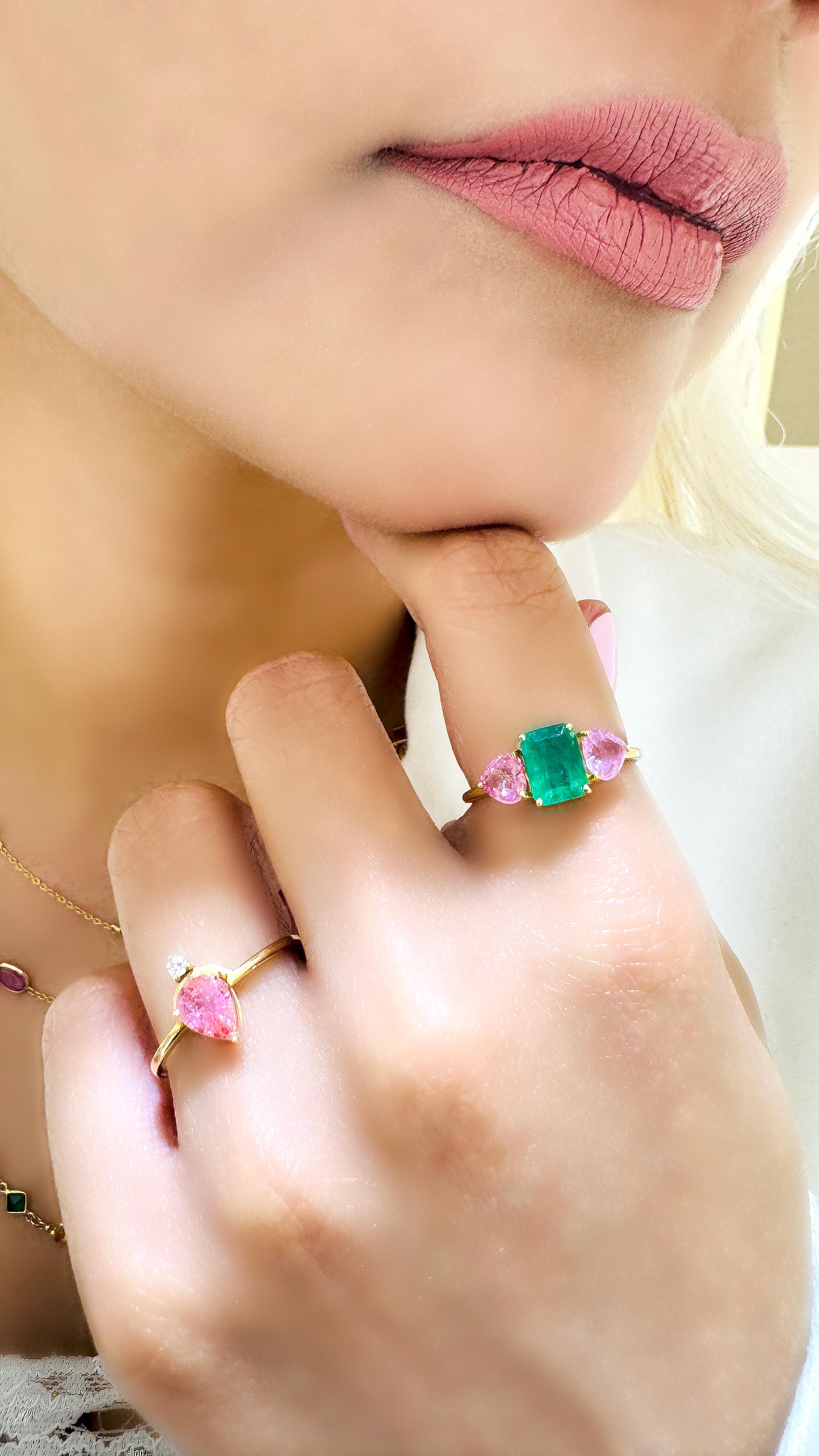 Bague en forme de cœur en émeraude rectangulaire et saphir rose en or jaune 18 carats en vente 3