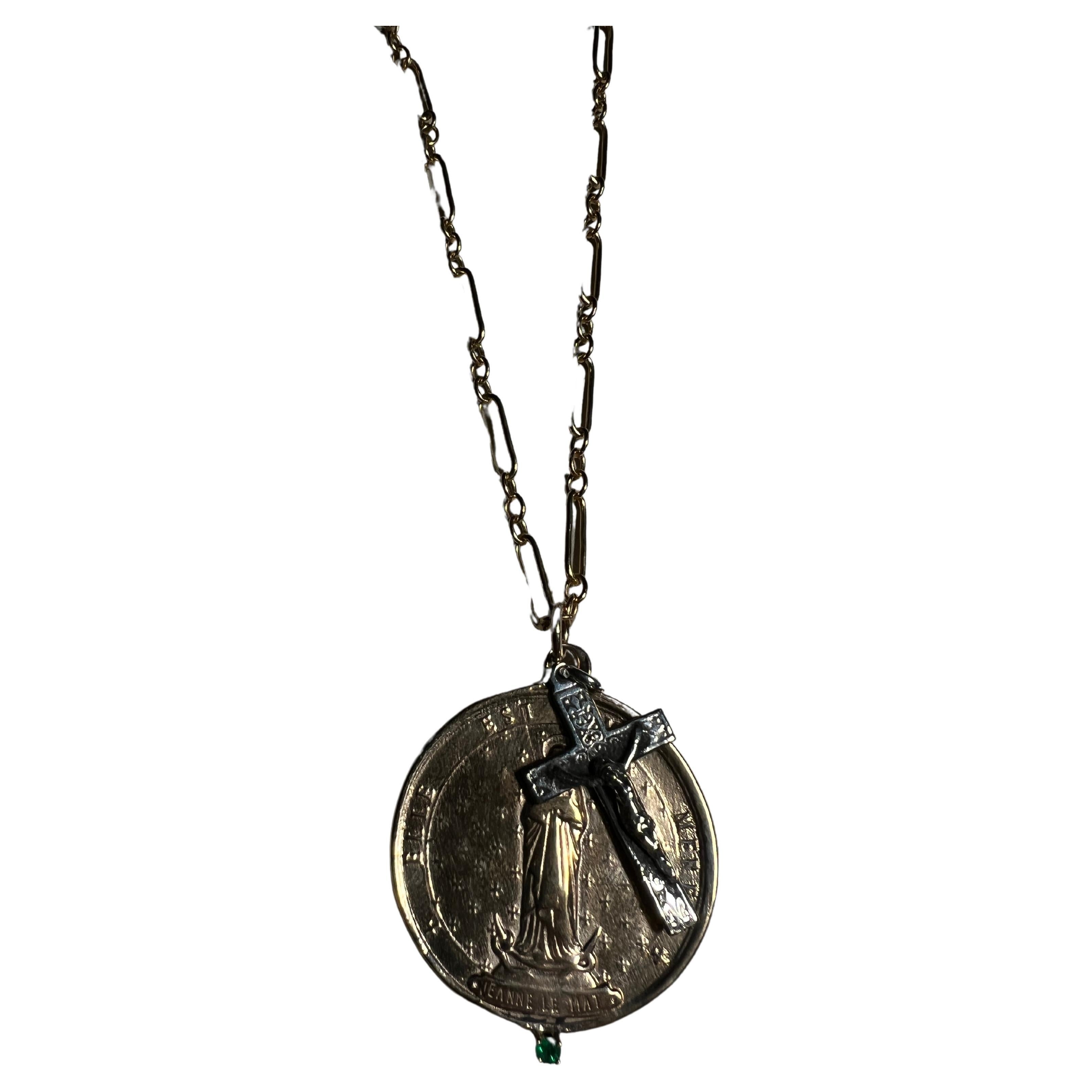 Religiöse französische Medaillon-Halskette mit Smaragd, Goldgefülltes Silberkreuz, J Dauphin (Zeitgenössisch) im Angebot
