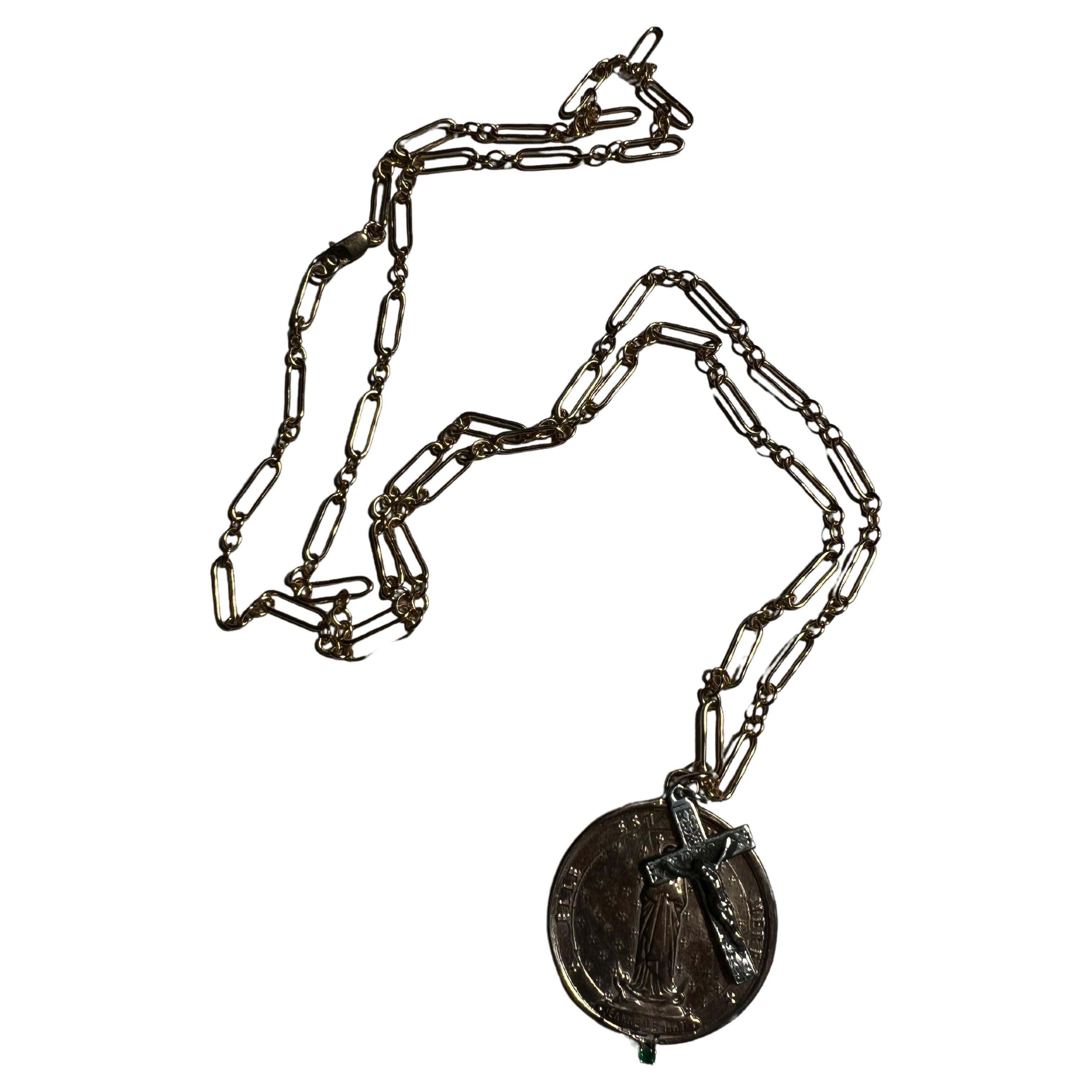 Taille brillant Chaîne collier médaille religieuse française en émeraude et croix en argent remplie J Dauphin en vente