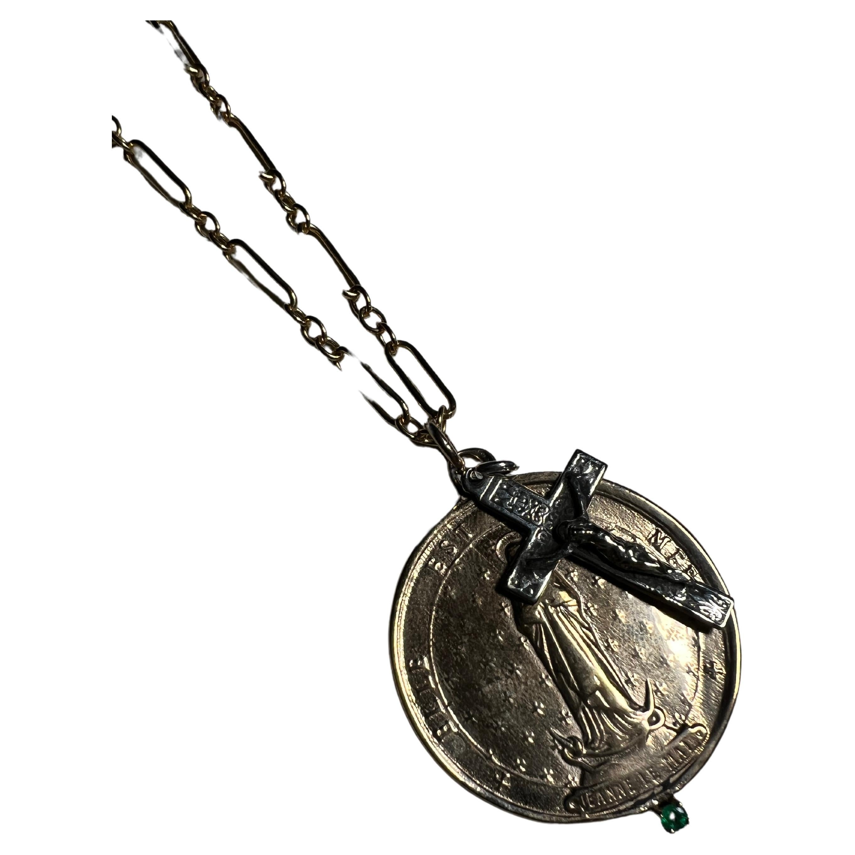 Chaîne collier médaille religieuse française en émeraude et croix en argent remplie J Dauphin en vente 1