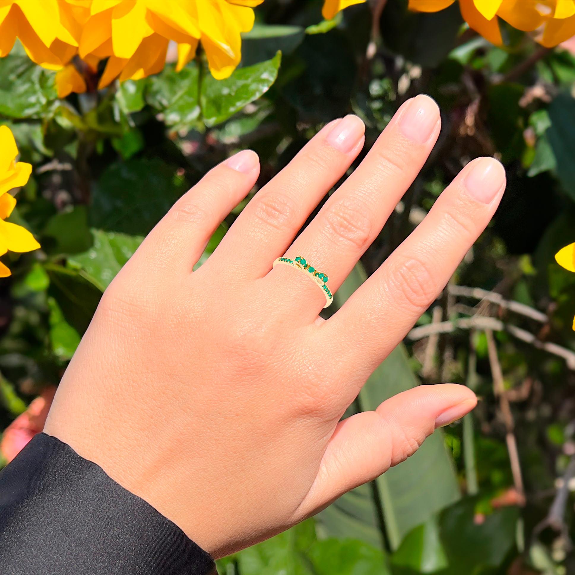 Round Cut Emerald Ribbon Ring 0.28 Carats 14K Yellow Gold For Sale