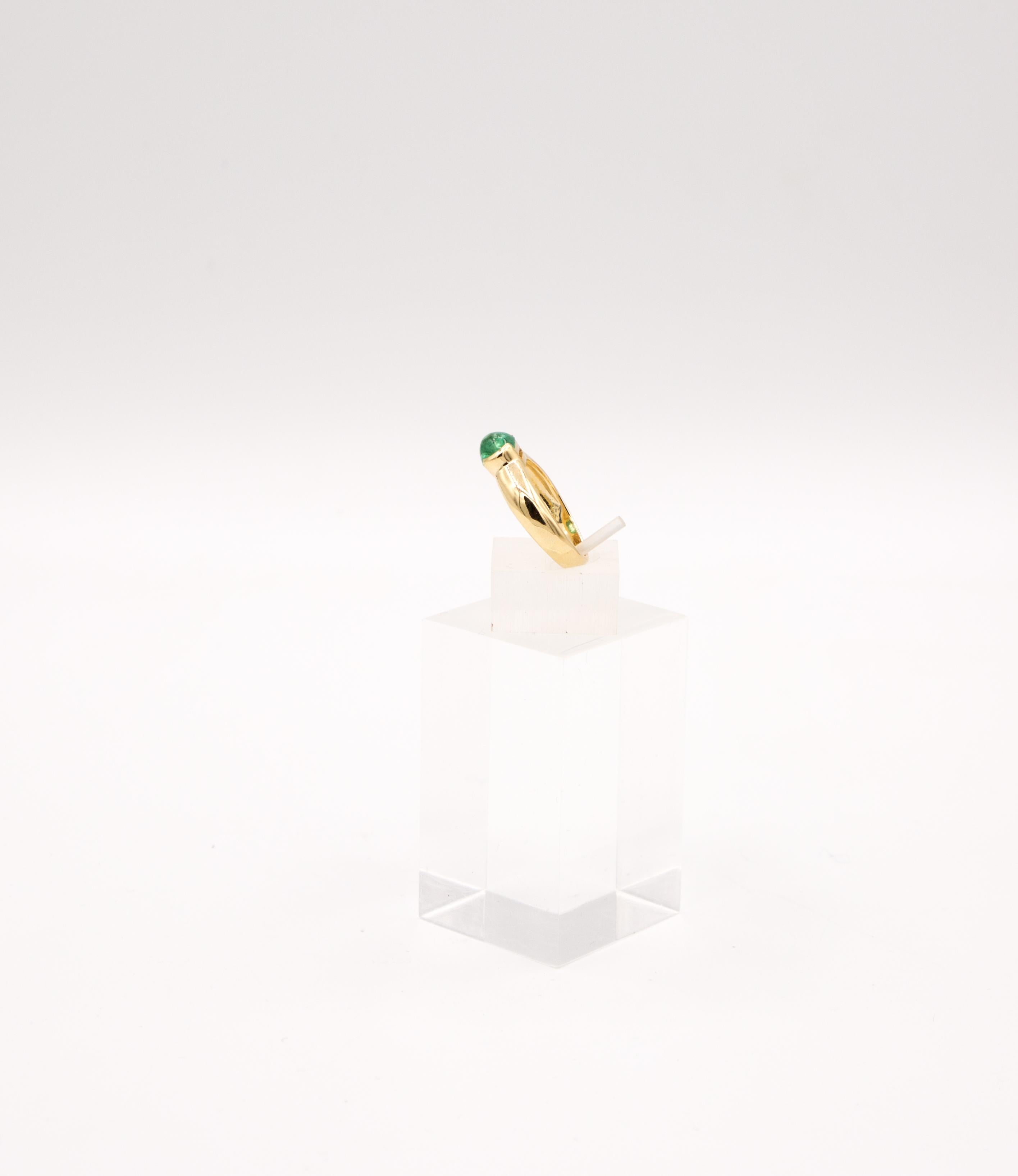 14 k yellow gold
1,64 ct emerald 
4,74 gram
size 56
this is a classic band ring you can wear every day it never will go out of fashion 