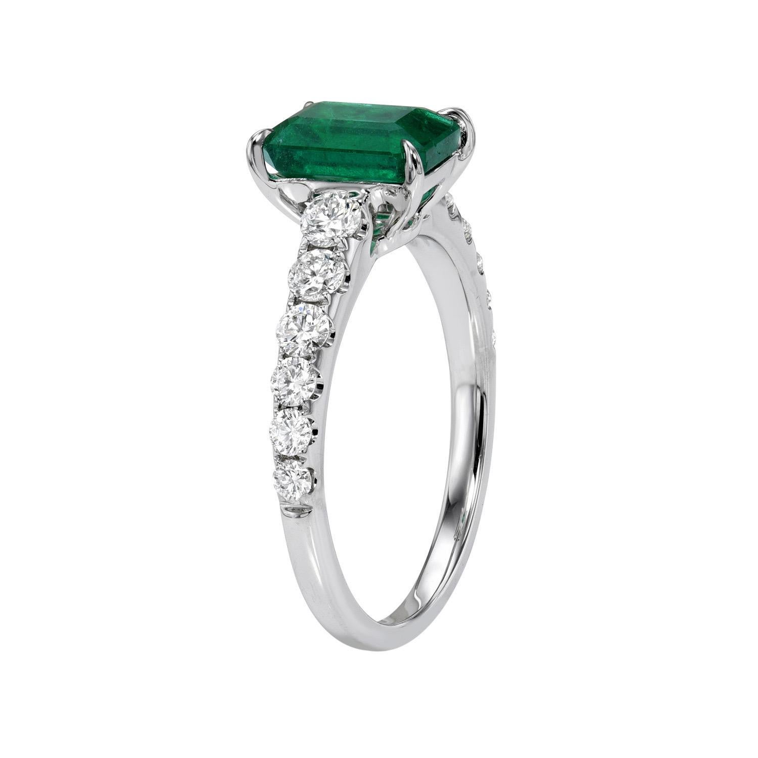 1.43 carat Emerald-Cut Emerald 18K white gold ring, decorated with round brilliant diamonds, F-G/VS, totaling 0.63 carats.
Ring size 6.5. Resizing is complementary upon request.
Returns are accepted and paid by us within 7 days of delivery.