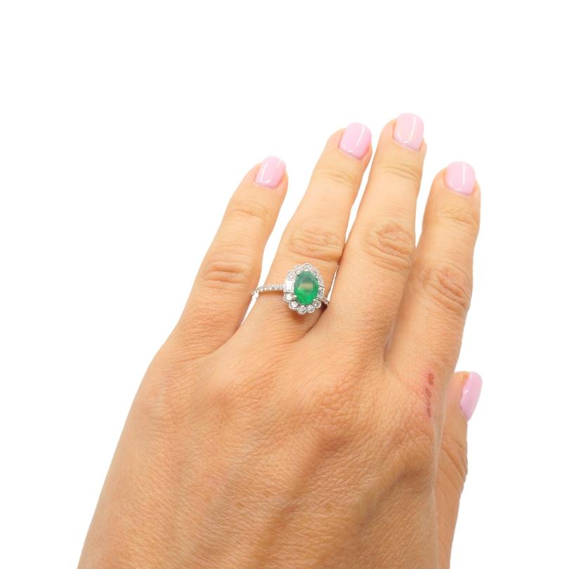 Erstaunlicher Smaragdring aus 14-karätigem Gold, mit Diamanten besetzt.
Der in vier Zacken gefasste Smaragd in der Mitte dieses klassischen Vintage-Cluster-Rings. Zehn runde
Blütenblätter