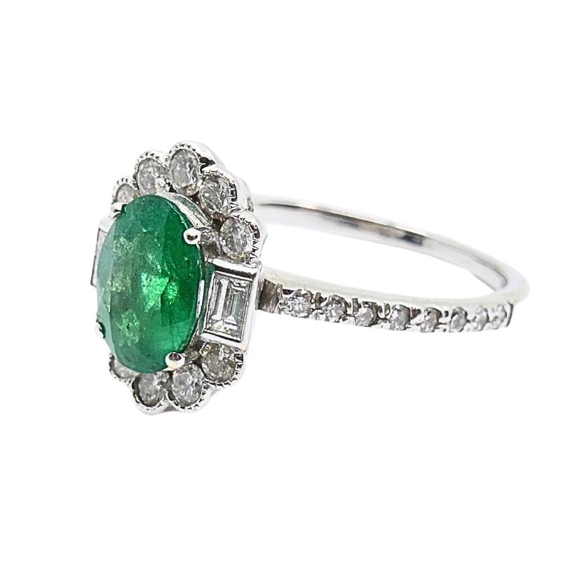 Smaragd-Ring 14k Gold Diamant-Cluster-Ring im Zustand „Gut“ im Angebot in Beverly Hills, CA