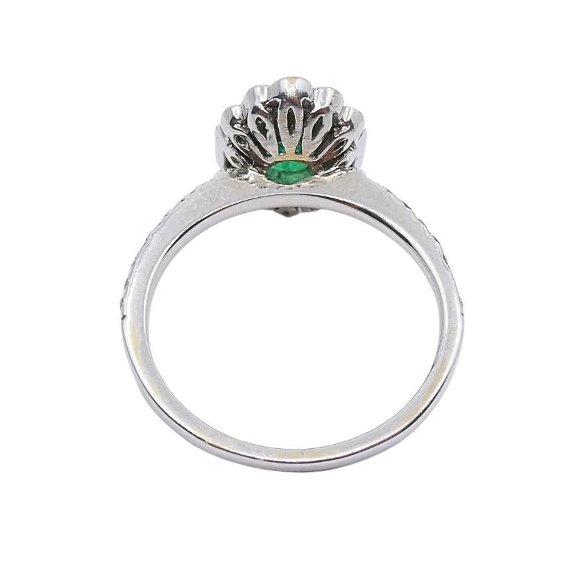 Smaragd-Ring 14k Gold Diamant-Cluster-Ring im Angebot 1