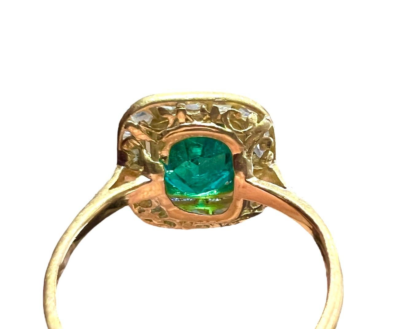 Delicioso anillo de esmeralda natural certificada de 1,83 quilates

Rodeado de un pavé de diamantes talla antigua, en oro amarillo de 18 quilates

Tamaño: 53

Peso total: 3,14 gramos

Se ofrece descuento por talla.