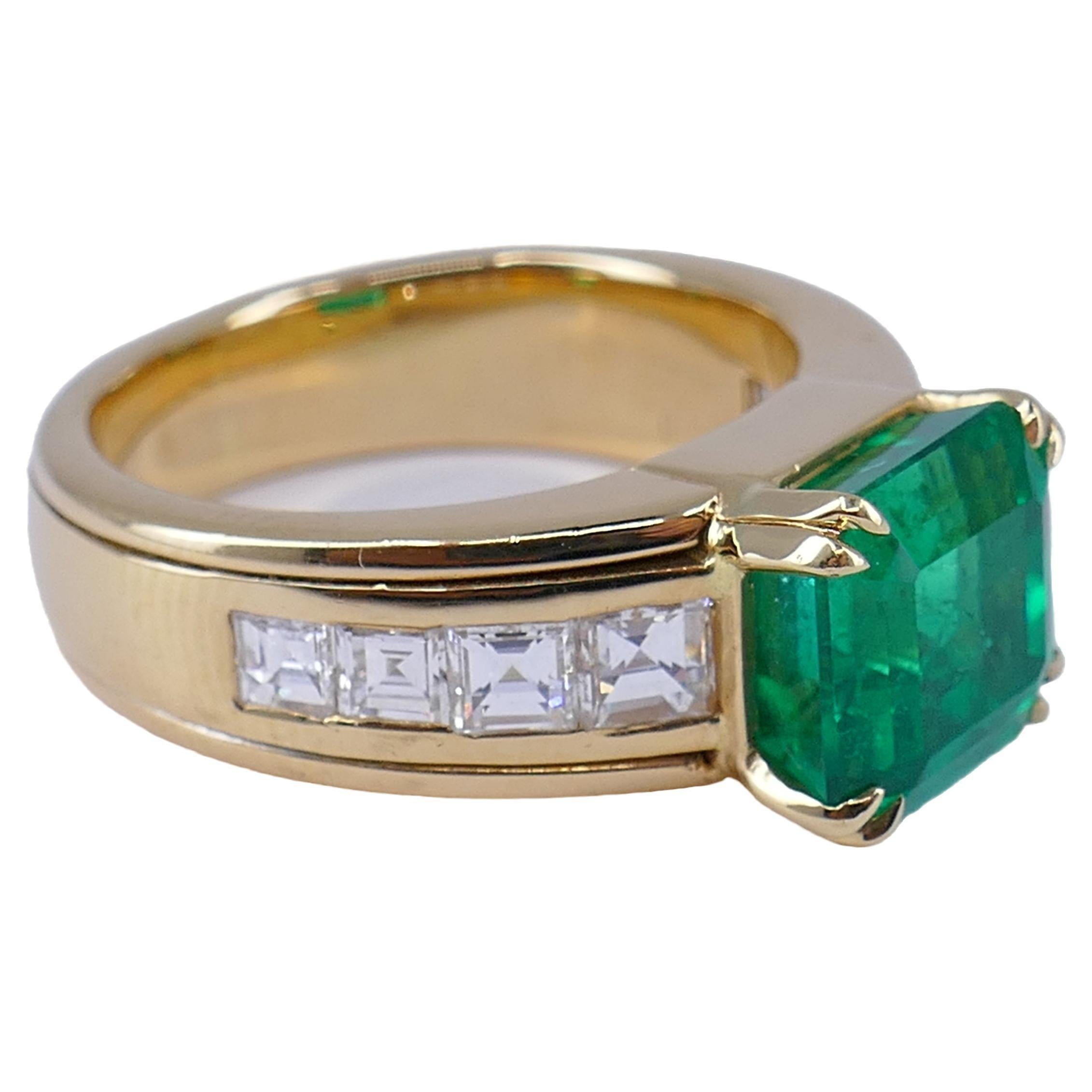 Emerald Ring 18k Gold Diamond In Excellent Condition For Sale In Beverly Hills, CA