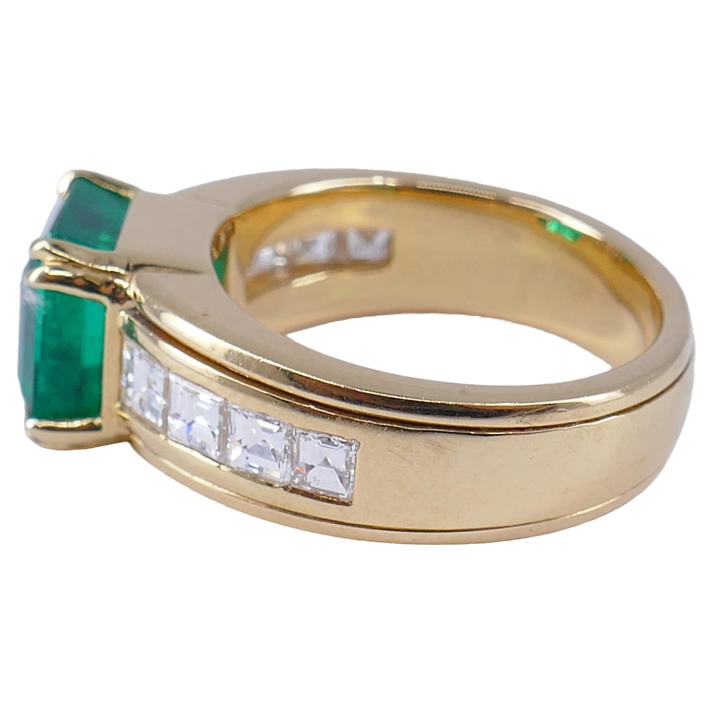 Women's Emerald Ring 18k Gold Diamond For Sale