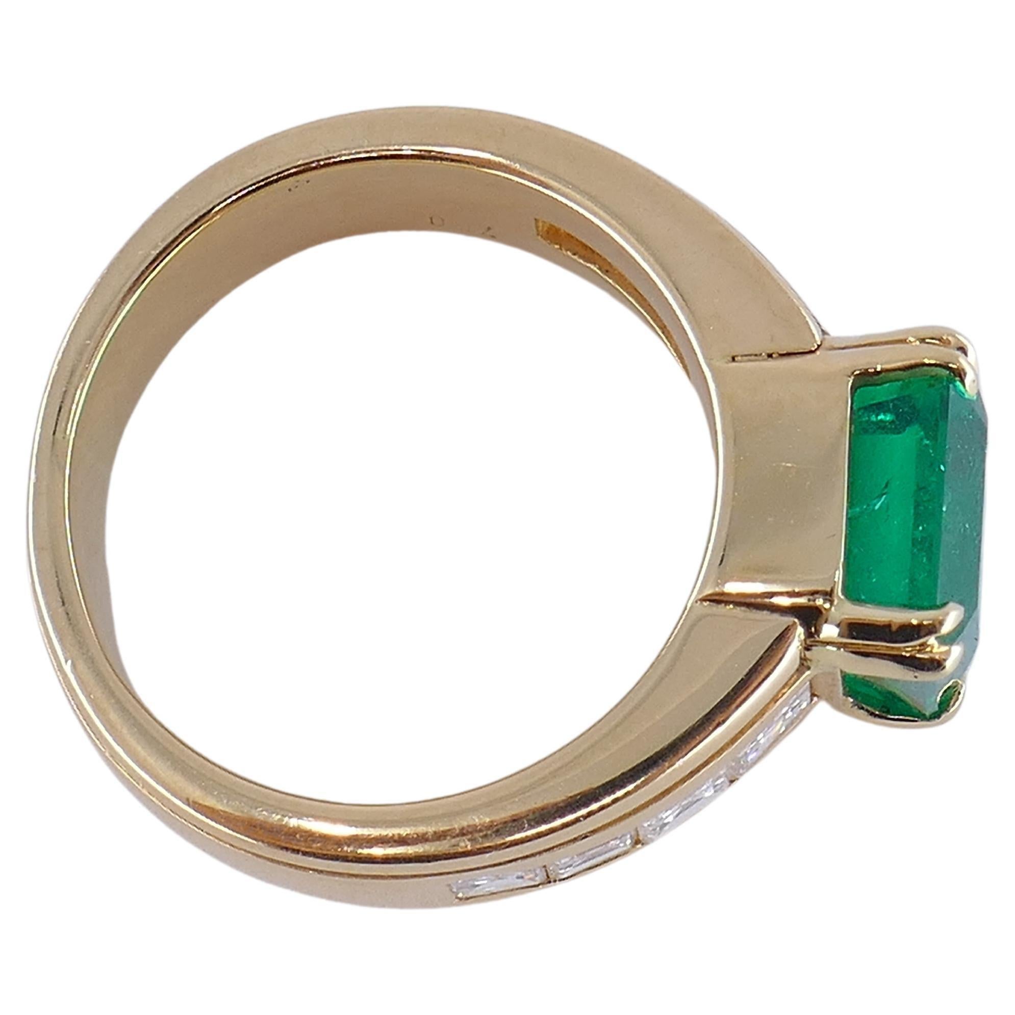 Emerald Ring 18k Gold Diamond For Sale 2