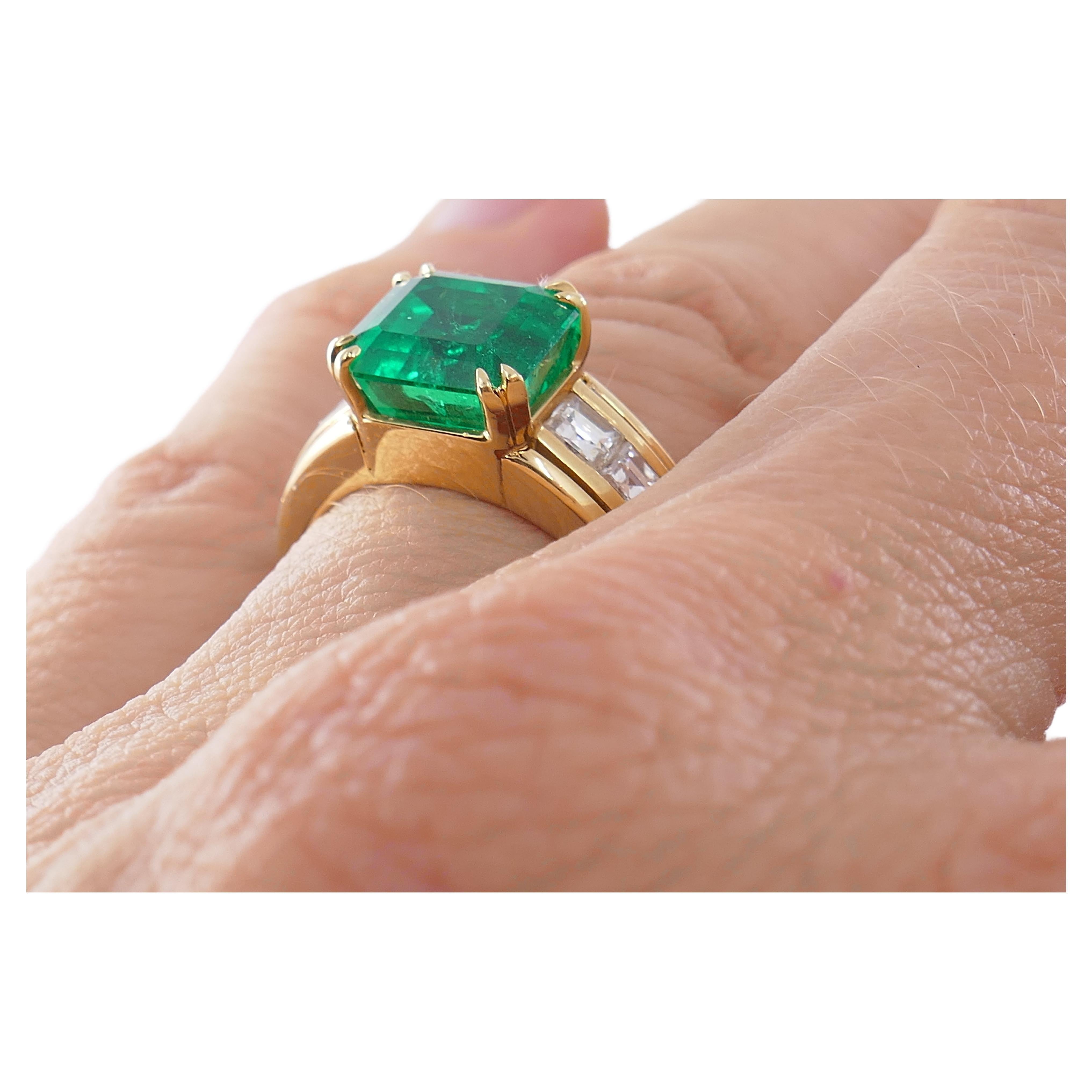 Emerald Ring 18k Gold Diamond For Sale 3