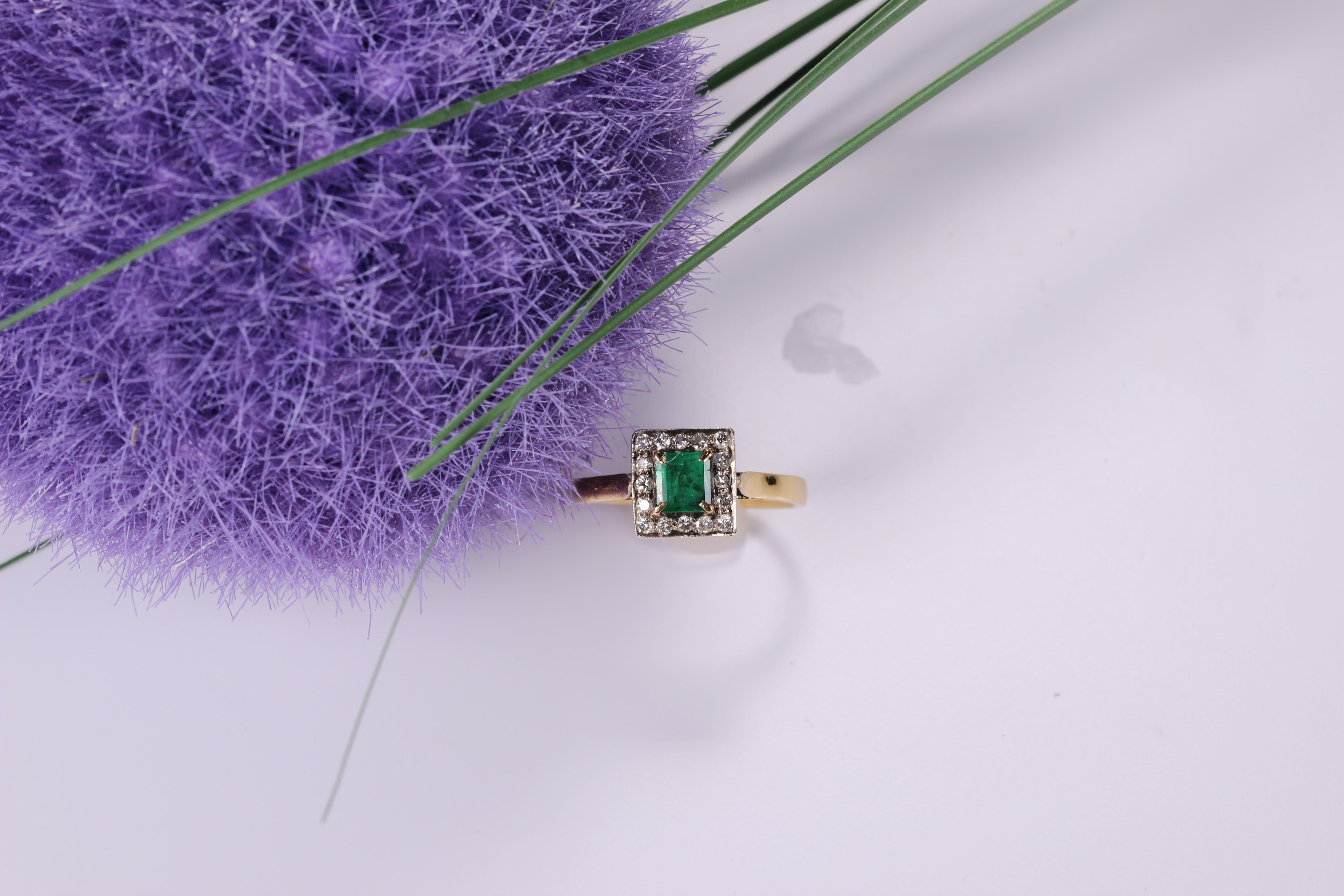 Emerald Ring 18K Yellow Gold with Diamonds In Good Condition In Nordhorn, NI