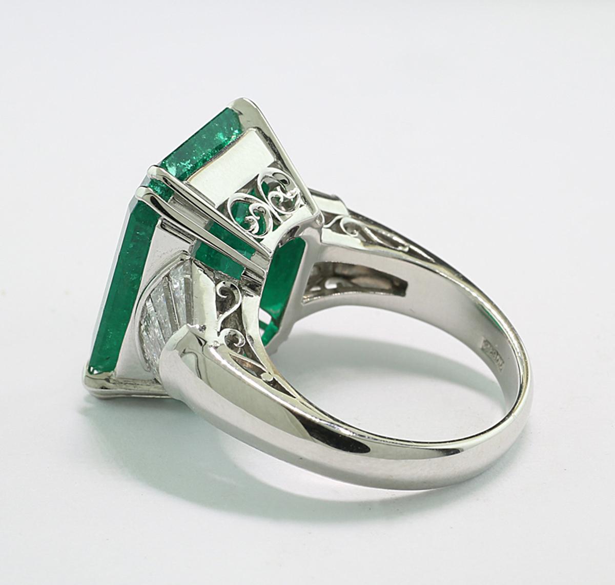 Smaragdring 12,71 Karat Kolumbien Vivid Green Platin mit Zertifikat (Achteckschliff)