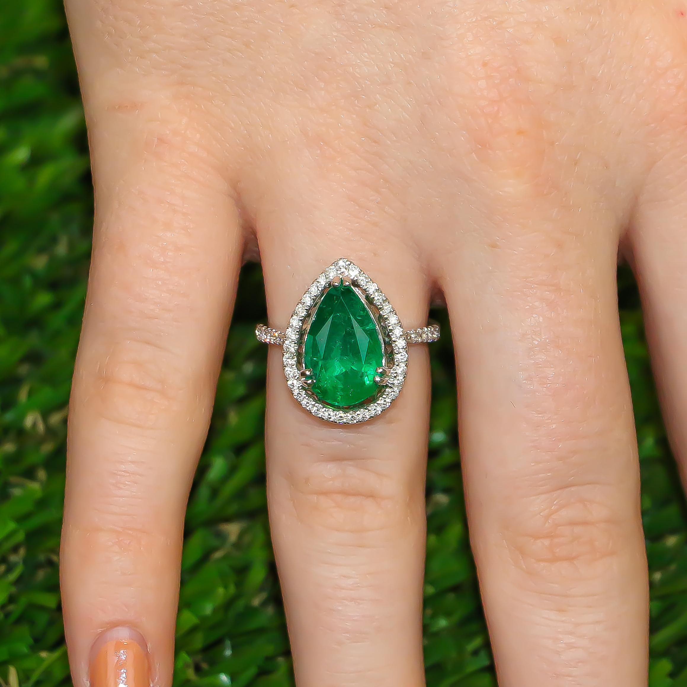 Modern Emerald Ring 3.57 Carat with Diamonds 0.45 Carat 18 Karat Gold For Sale