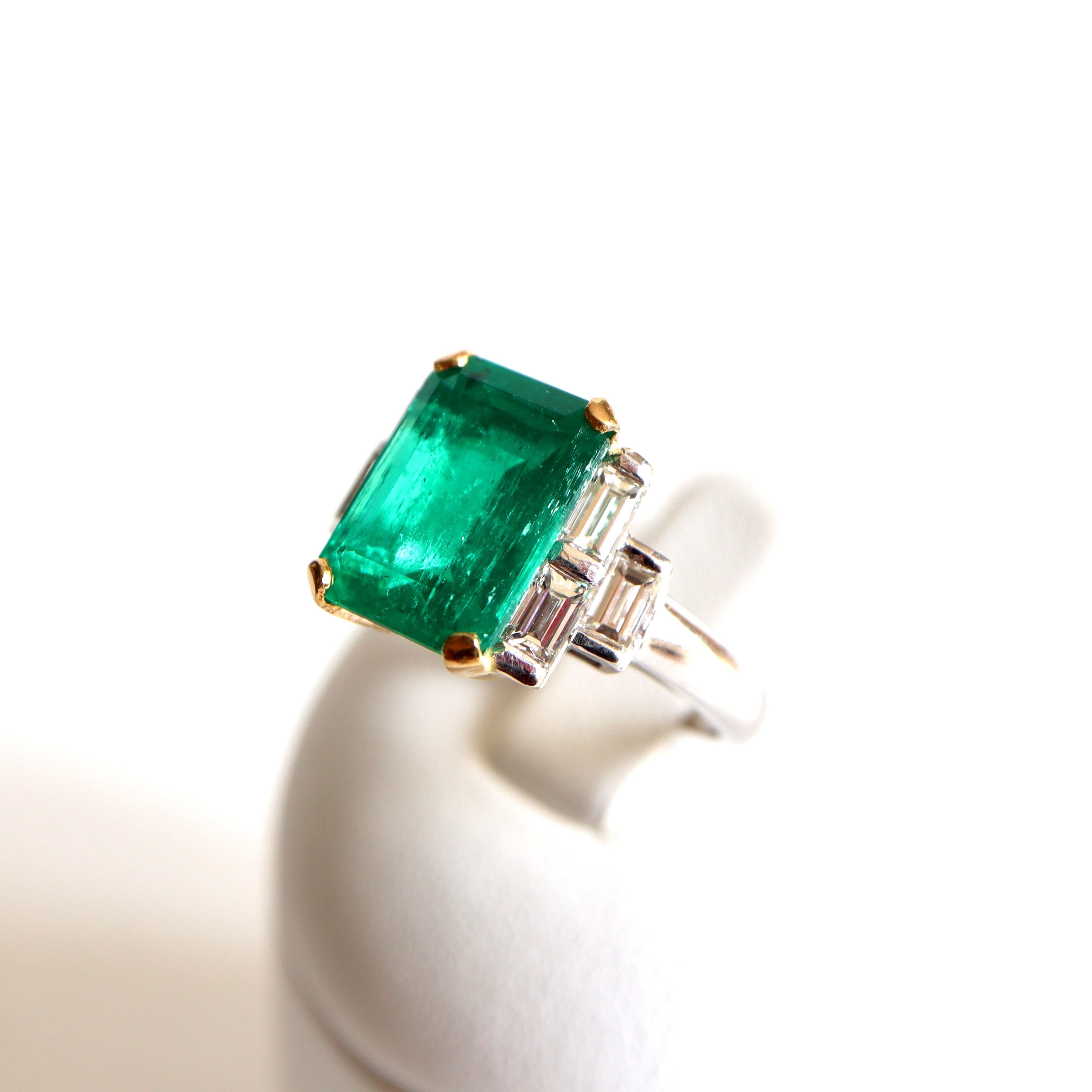 Emerald Ring 3.71 Carat in 18K White and Yellow Gold, Diamonds In Good Condition In Paris, FR