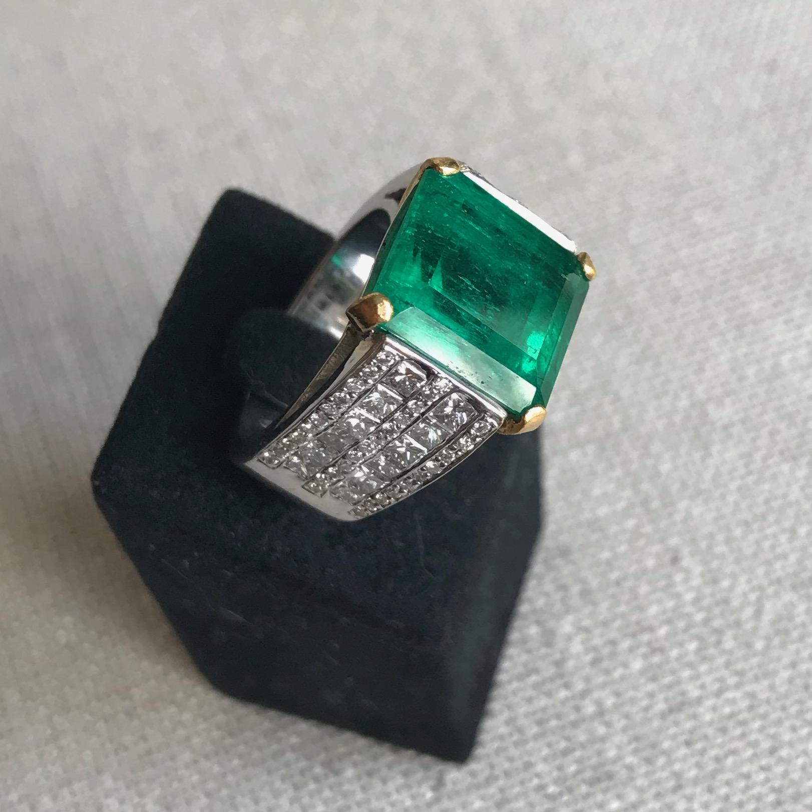 Emerald Ring in 18 K Yellow gold and 18-karat white gold, diamonds and 9.05-carat Emerald.
Important signet ring in 18 carat white gold, basket in 18 carat yellow gold retaining in its center an important emerald cut emerald set with prongs weighing