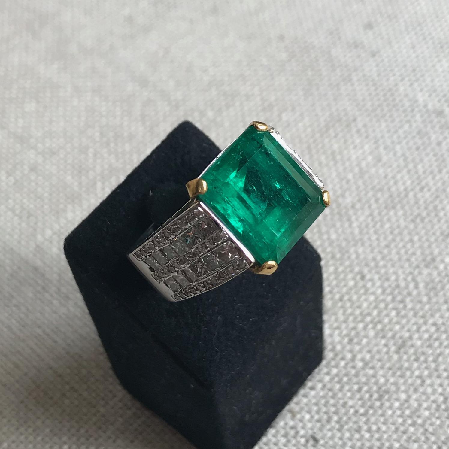 Emerald Ring 9.05 Carat in 18K White and Yellow Gold, Diamonds In Good Condition For Sale In Paris, FR