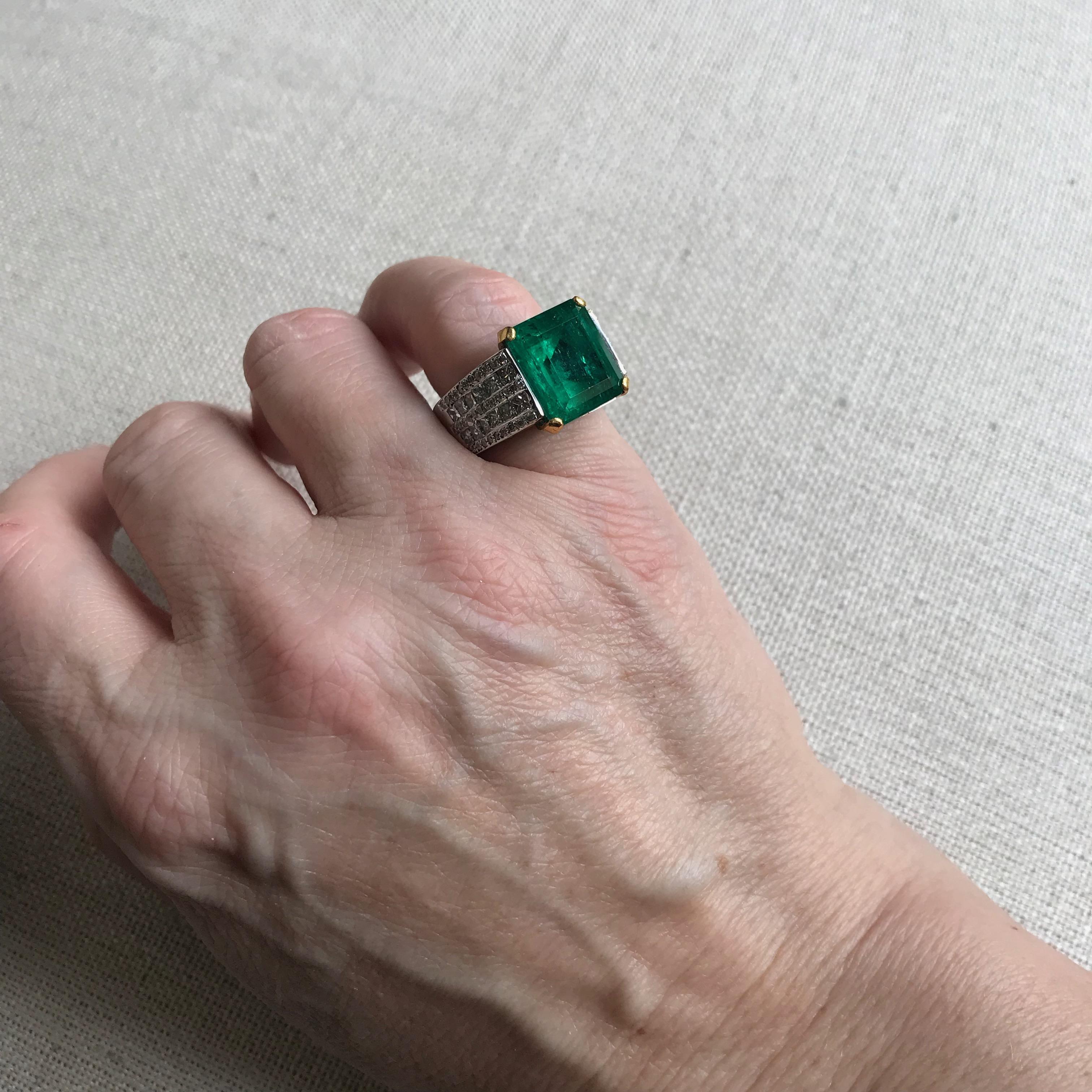 Women's Emerald Ring 9.05 Carat in 18K White and Yellow Gold, Diamonds For Sale