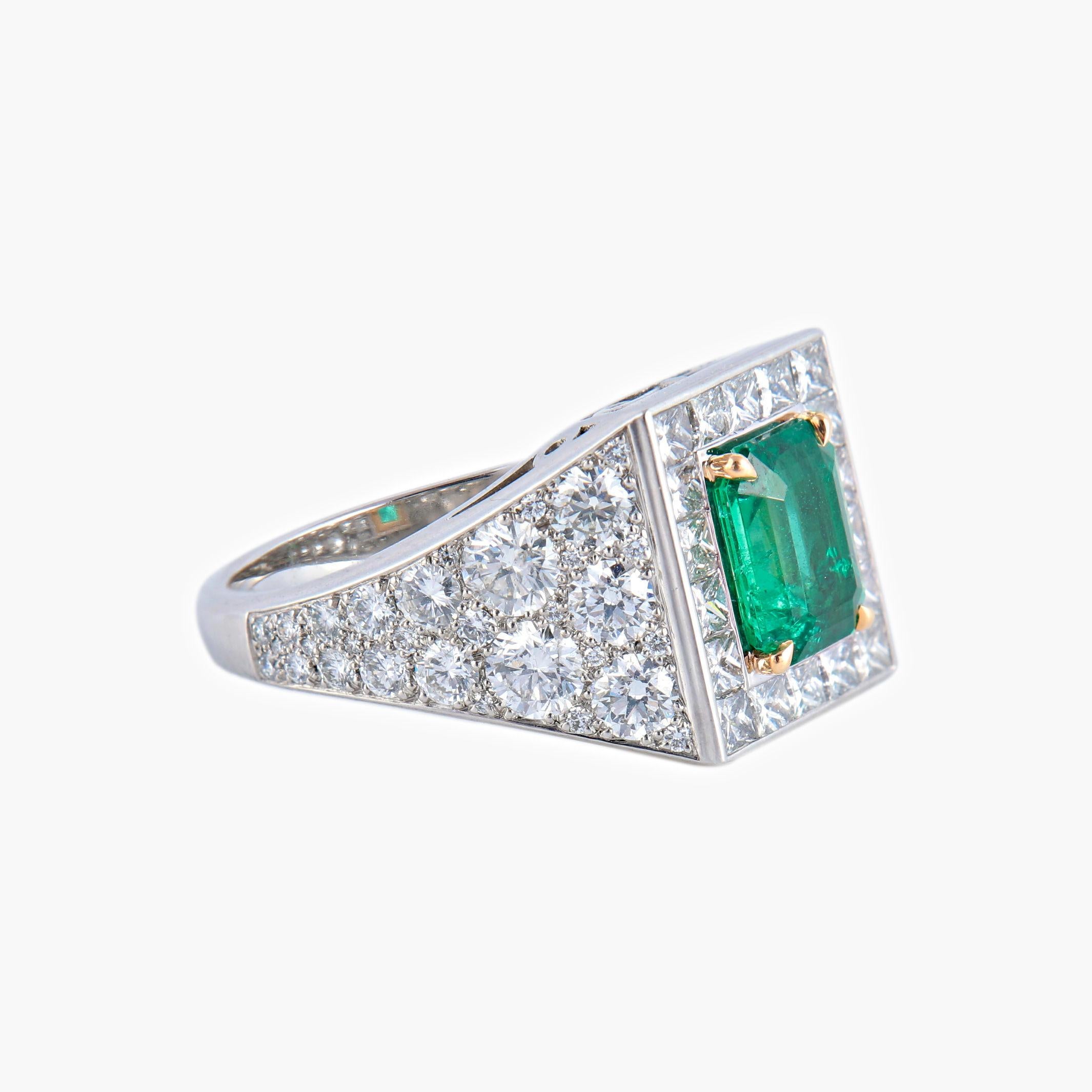 . Platinum and yellow gold ring decorated in its center with a 1.80 carat emerald

. Surrounded by princess-cut diamonds and the body of the ring paved with brilliant-cut diamonds.

. Finger size: 52

. Gross weight: 8.80 grams