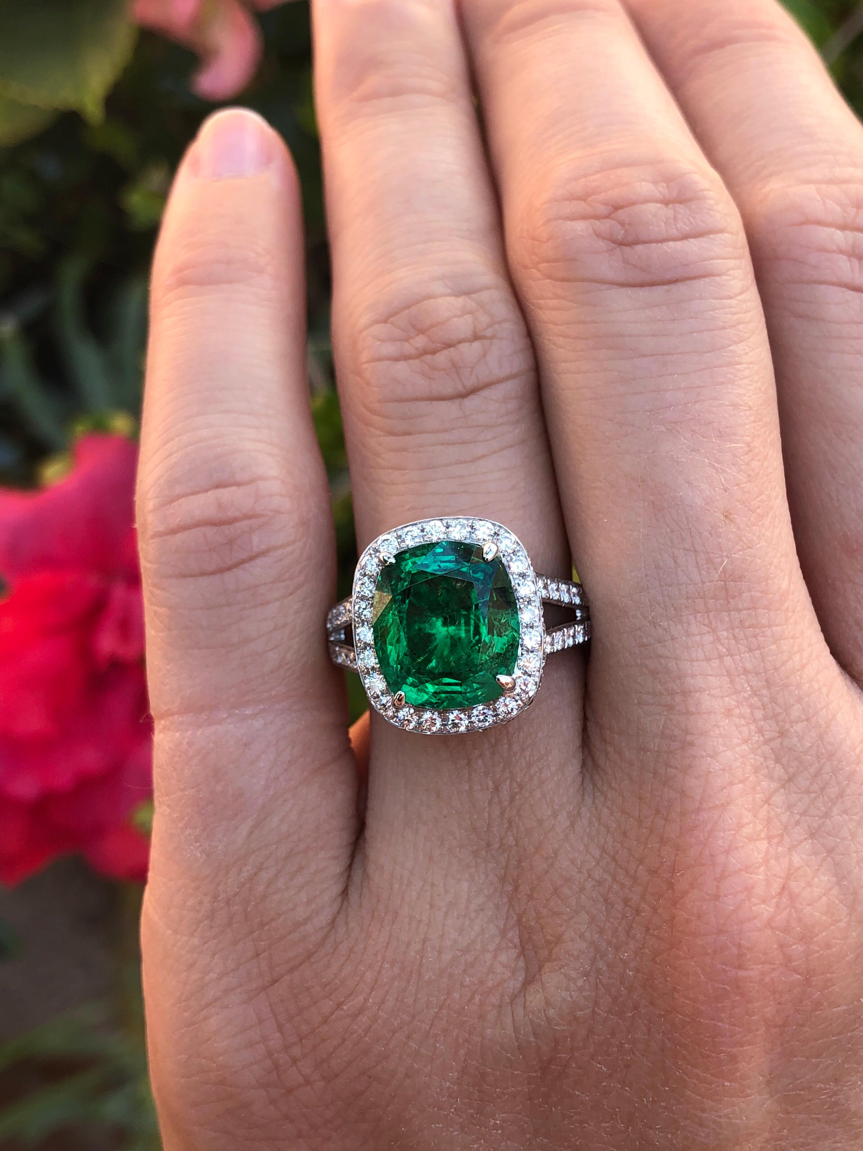 Emerald Ring Cushion Cut 4.66 Carats In New Condition In Beverly Hills, CA