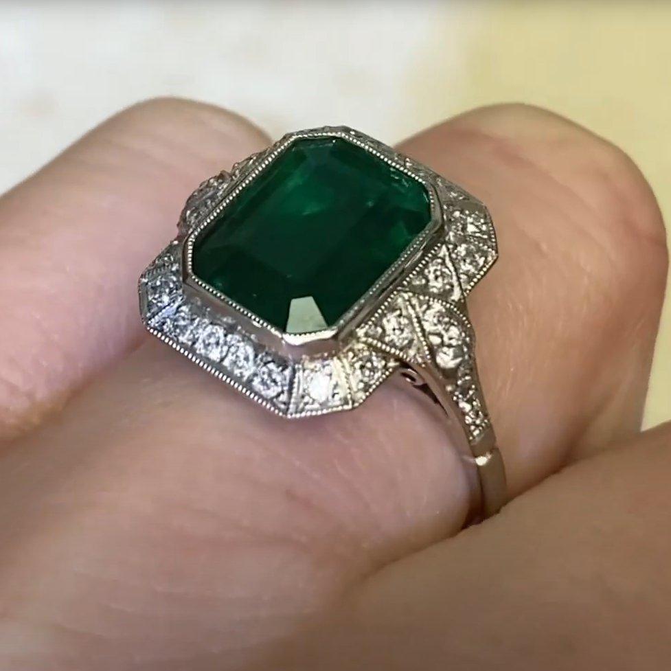 Taglio smeraldo Anello smeraldo con diamante aureolato (circa 4,30 carati), platino in vendita