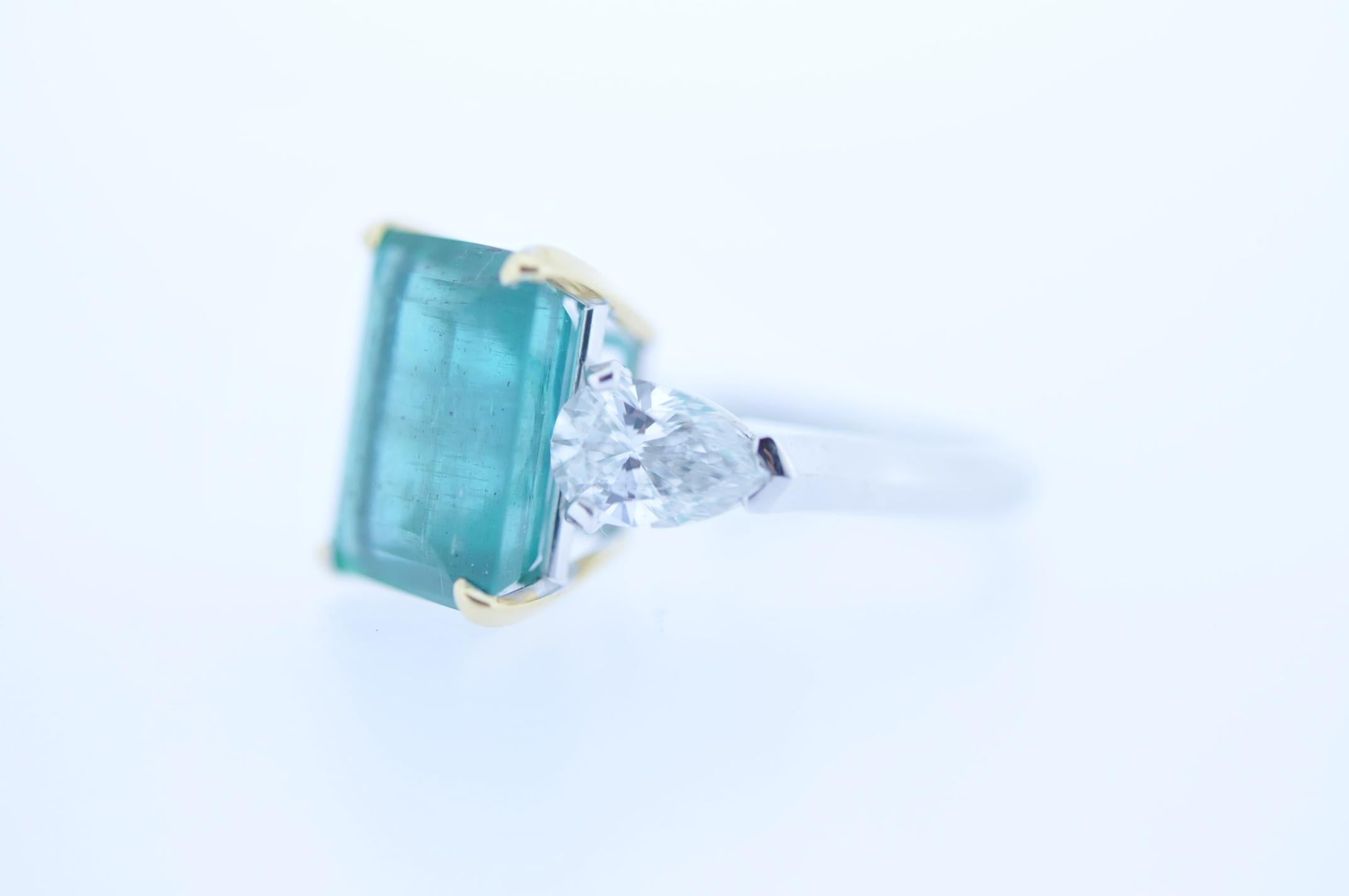 Ring with drop cut diamonds, carat total weight approx. 1.7, and a step-cut emerald, approx. 8 ct, ring size 56, set in an 18k white gold mounting, 8,3 g
