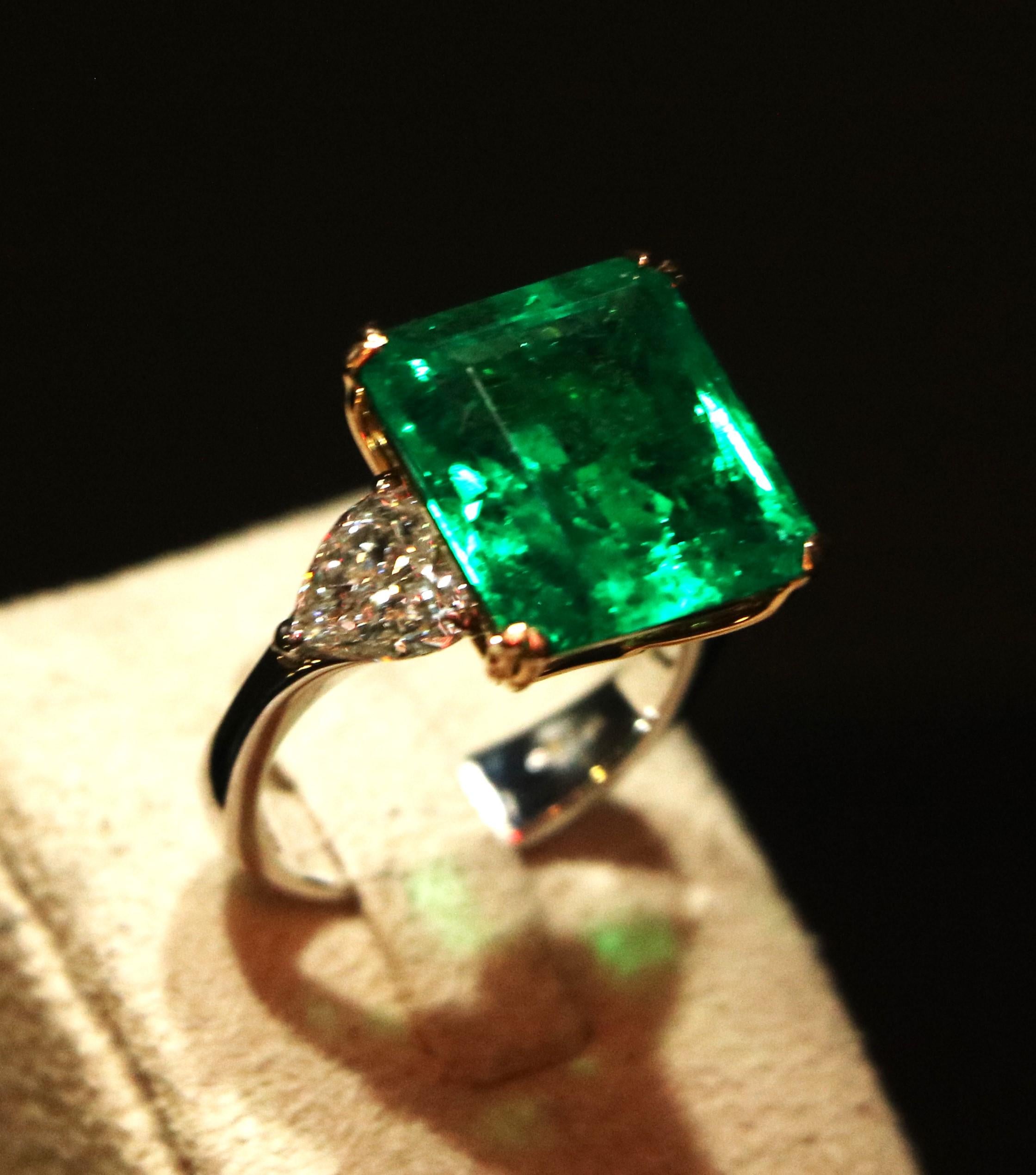 Modernist Emerald ring For Sale