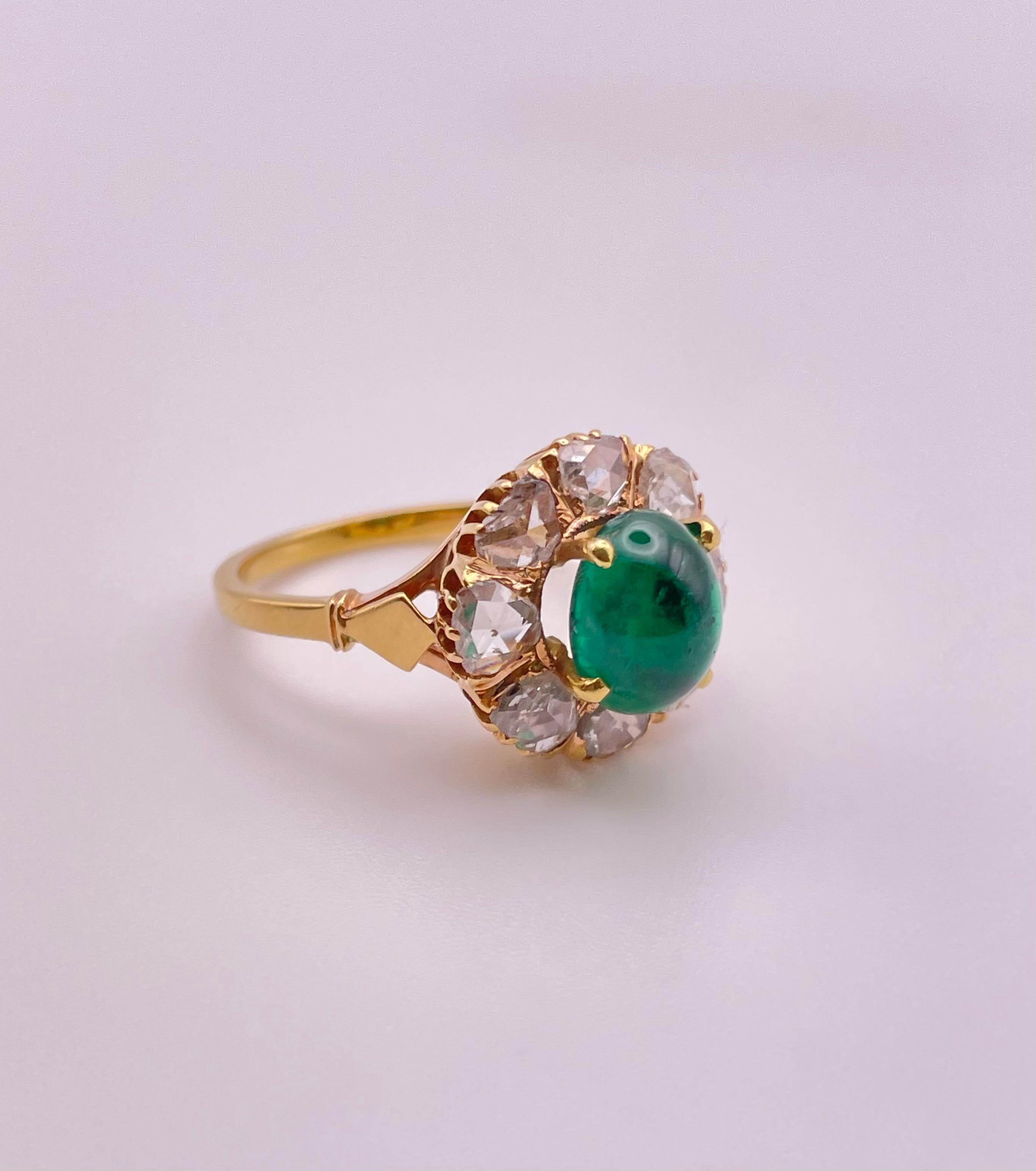 ring aus 18k Gelbgold mit Diamant im Rosenschliff (1,10c) und Cabochon-Smaragd (1,50c) 