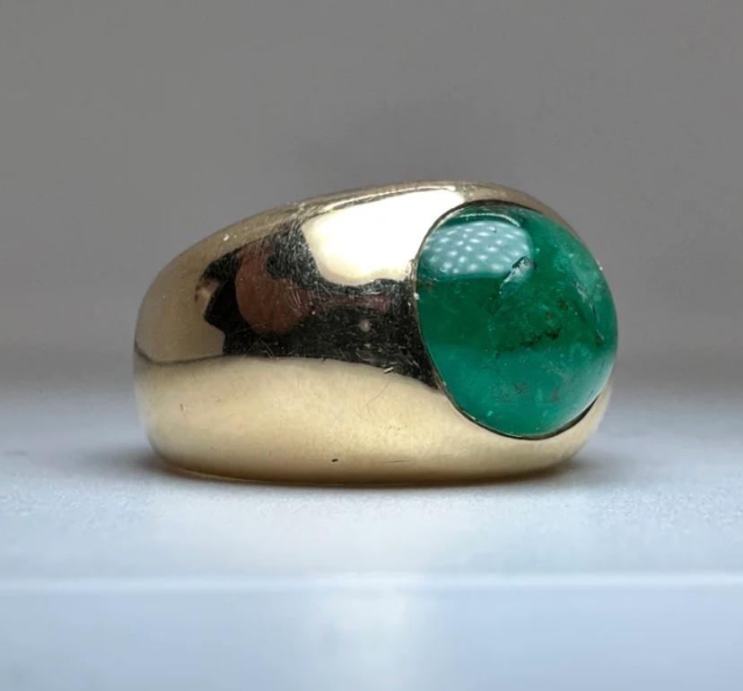 The emerald cabochon is a classic and timeless style, and our version adds a modern touch with its sleek and contemporary design. The emerald itself is of the highest quality, with its rich green color and beautiful clarity. The stone is set in 18k