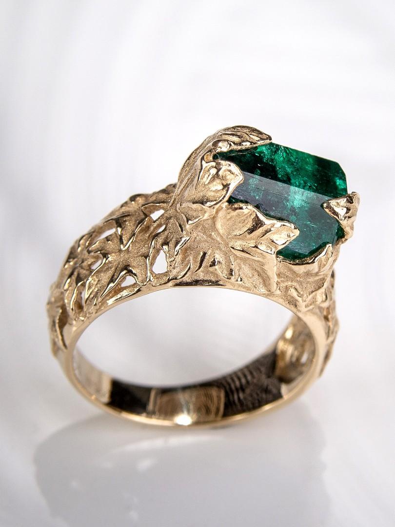 This exceptionally fine piece made of 14K gold with the natural colombian Emerald crystal from the Ivy collection is the one of a kind ring that you should not miss.
The detailed structure with the precise cuts and the in-depth detail is what makes