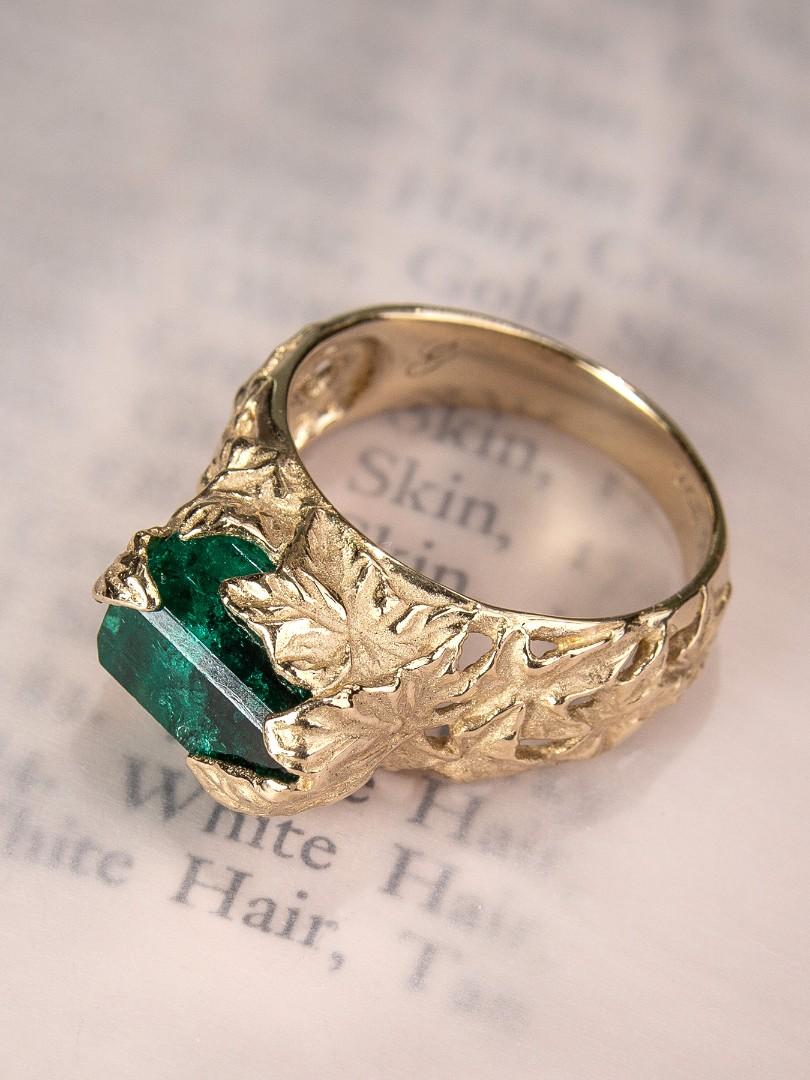 Emerald Ring Gold Crystal Unisex Art Nouveau Style In New Condition For Sale In Berlin, DE