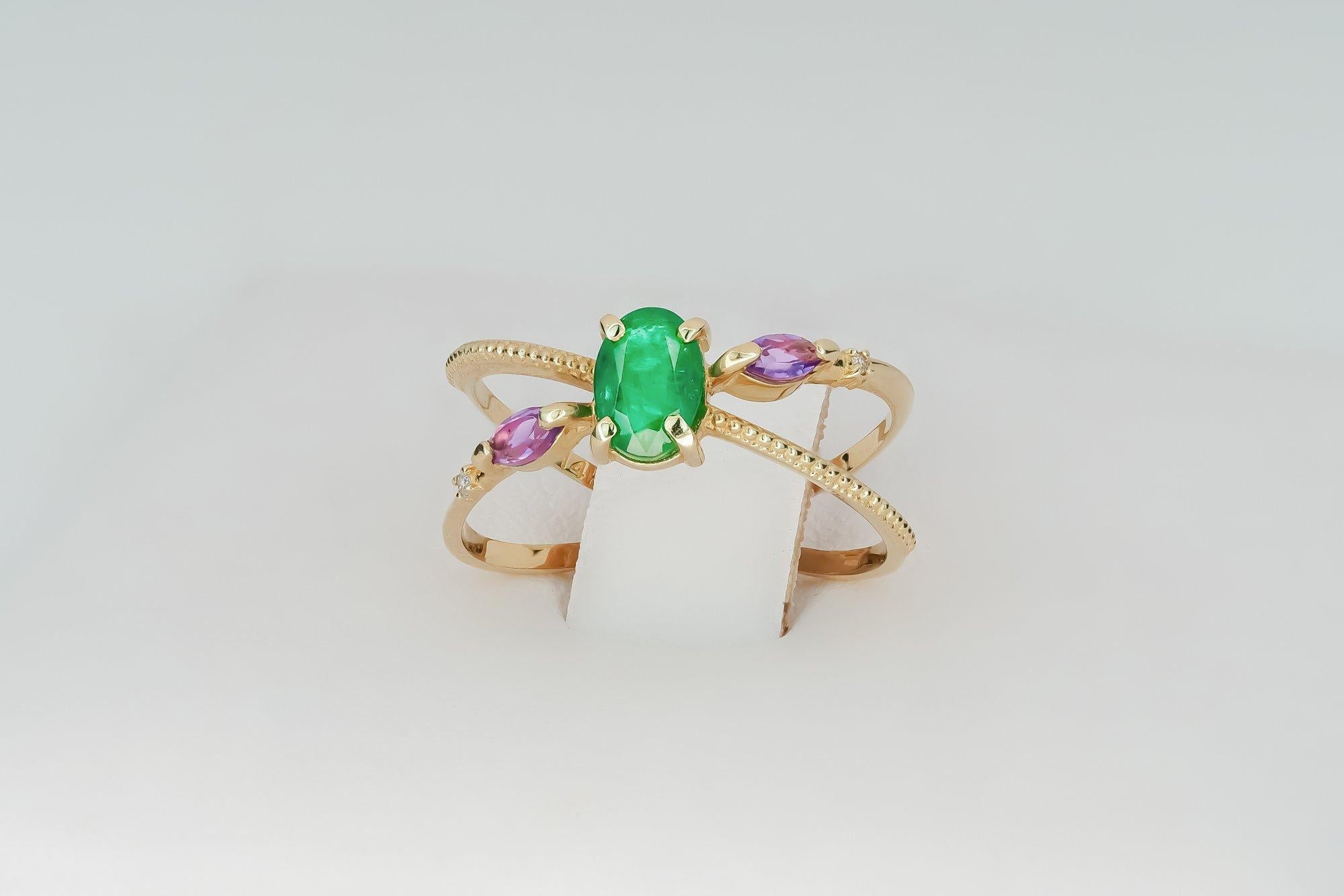 Modern Emerald ring in 14 kt gold.  For Sale