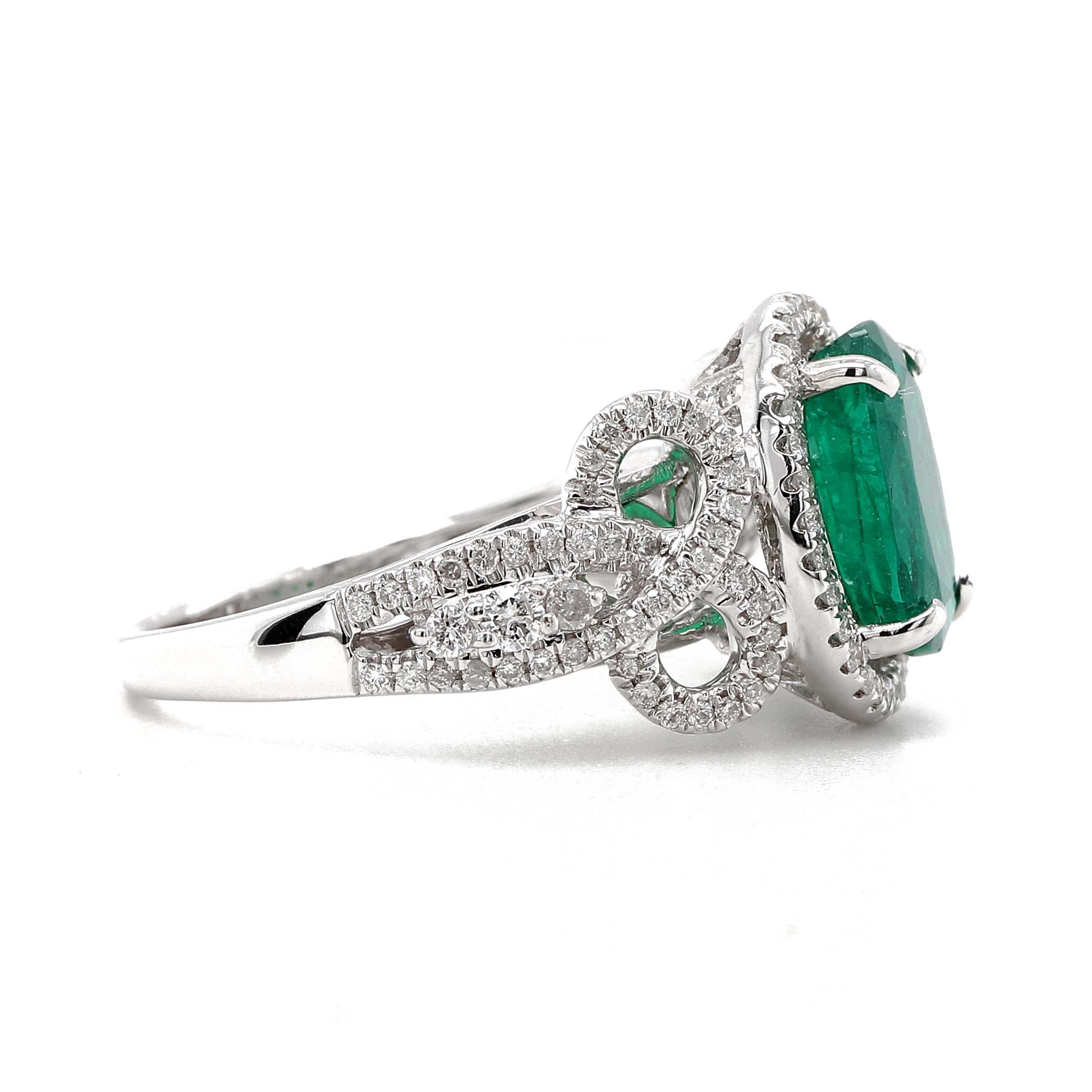 Emerald Ring in 18k White Gold In New Condition For Sale In Houston, TX
