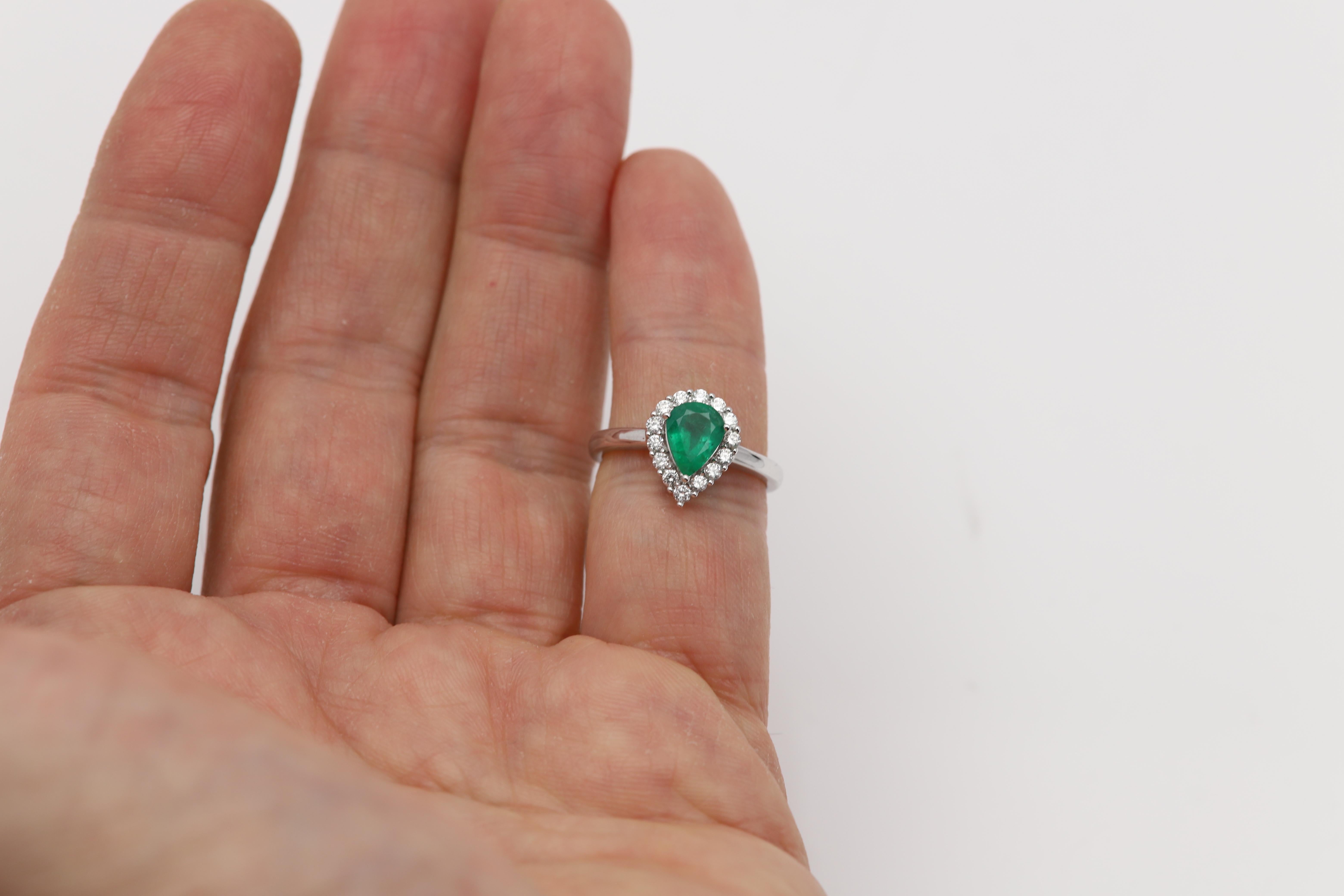 Smaragd Ring Natürliche Diamanten 14 Karat Weißgold Birnenform 8x6 im Zustand „Neu“ im Angebot in Brooklyn, NY