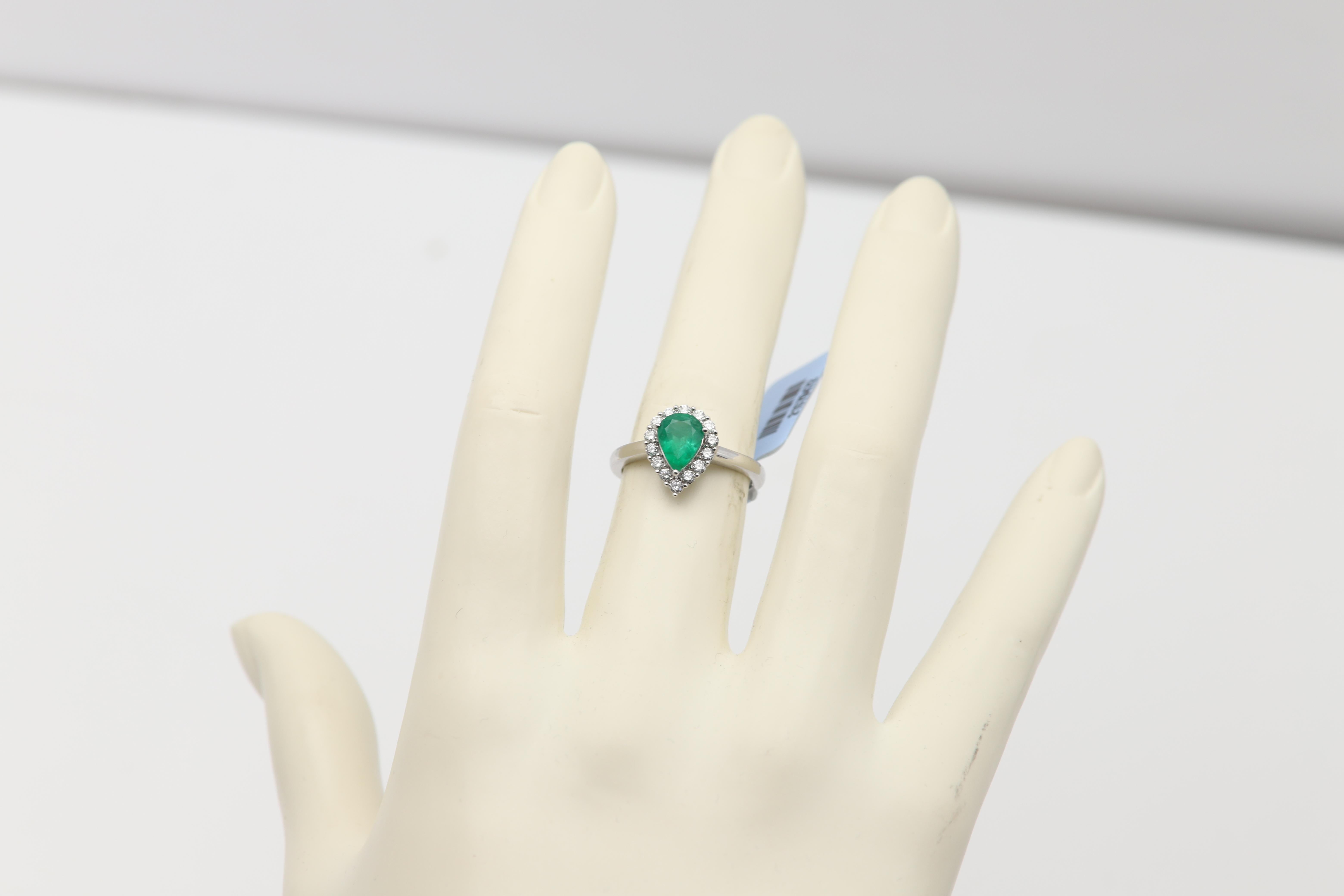 Smaragd Ring Natürliche Diamanten 14 Karat Weißgold Birnenform 8x6 im Angebot 1