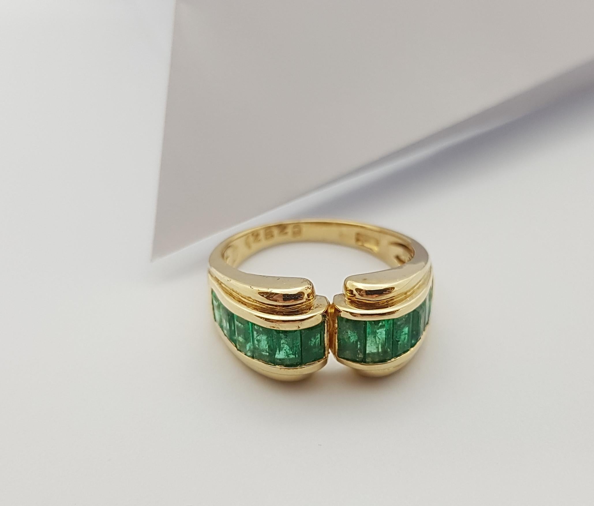 Emerald Ring Set in 18 Karat Gold Settings For Sale 6
