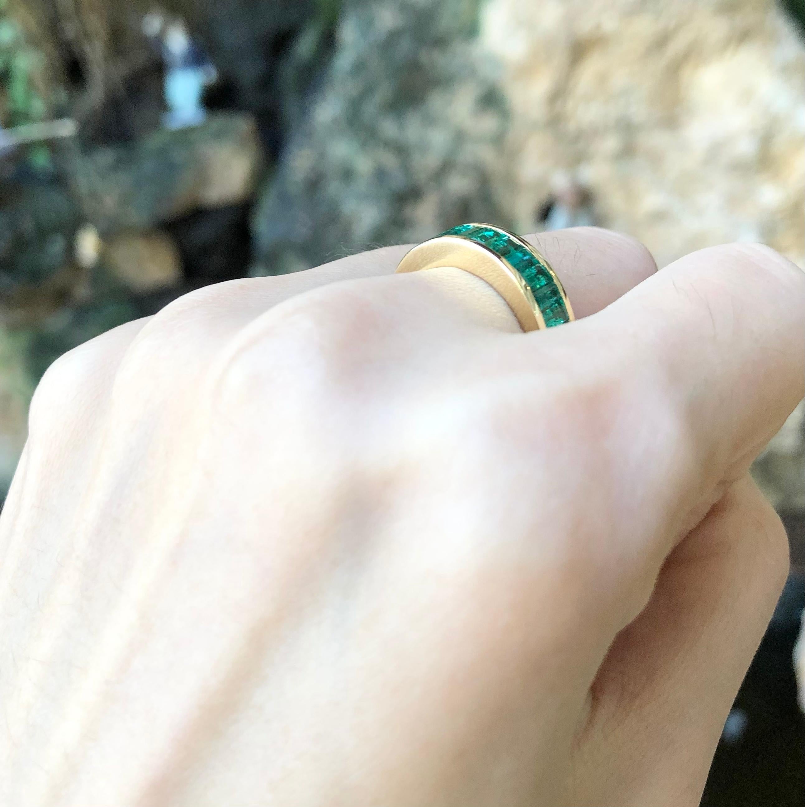 Smaragd 1,70 Karat Ring in 18 Karat Goldfassung

Breite:  2.0 cm 
Länge: 0.5 cm
Ringgröße: 54
Gesamtgewicht: 5.59 Gramm

