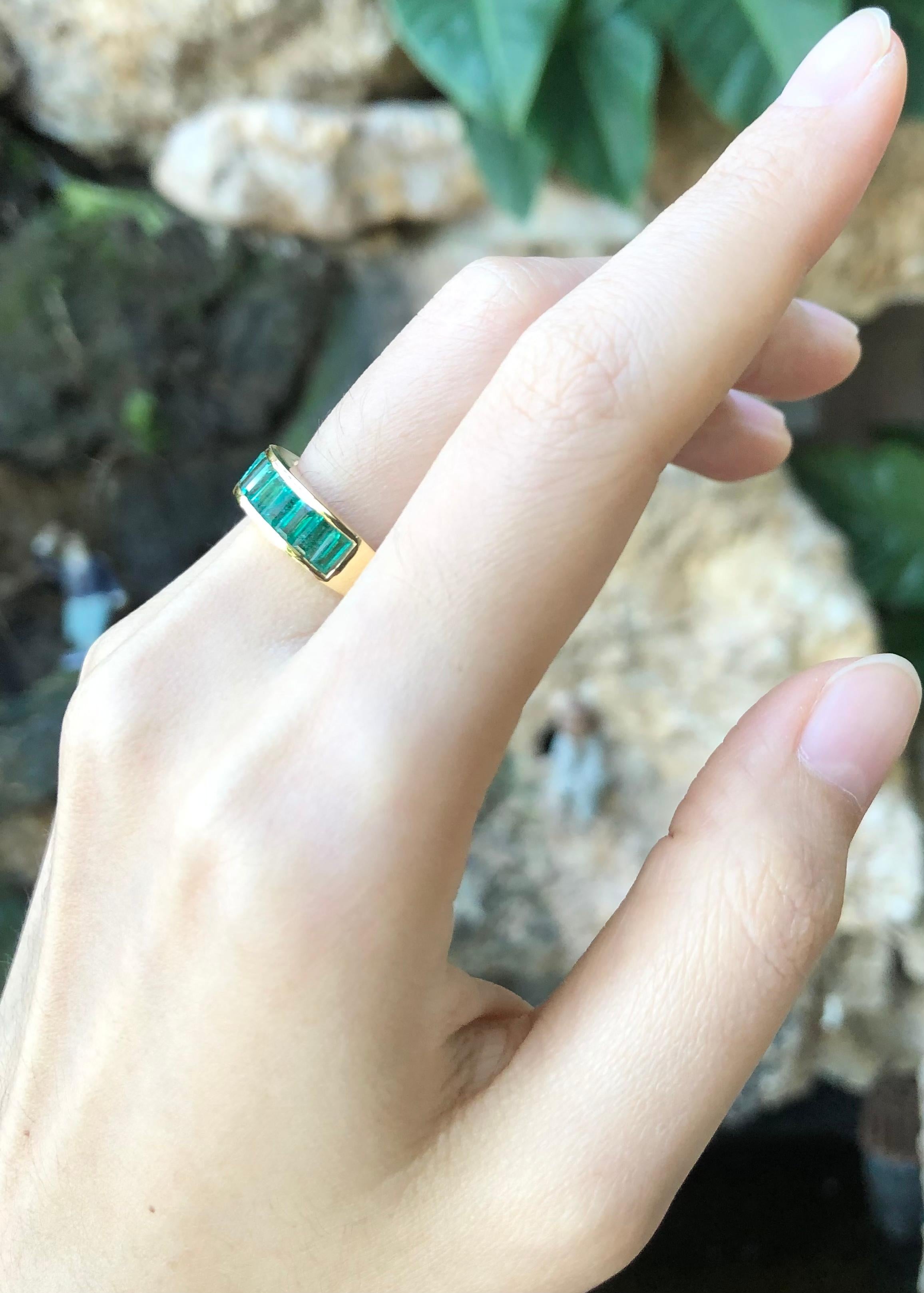 Contemporary Emerald Ring Set in 18 Karat Gold Settings For Sale