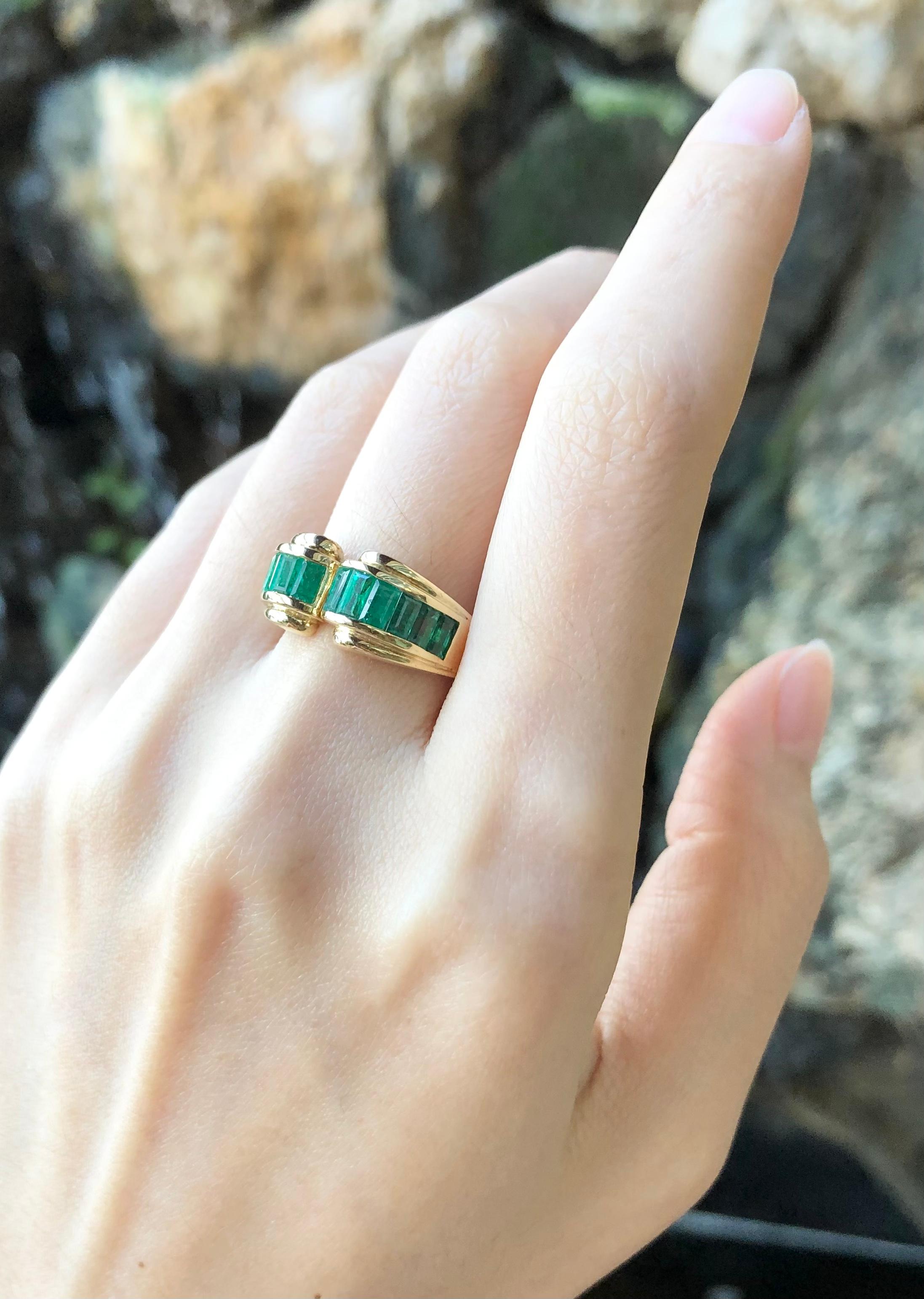 Contemporary Emerald Ring Set in 18 Karat Gold Settings For Sale