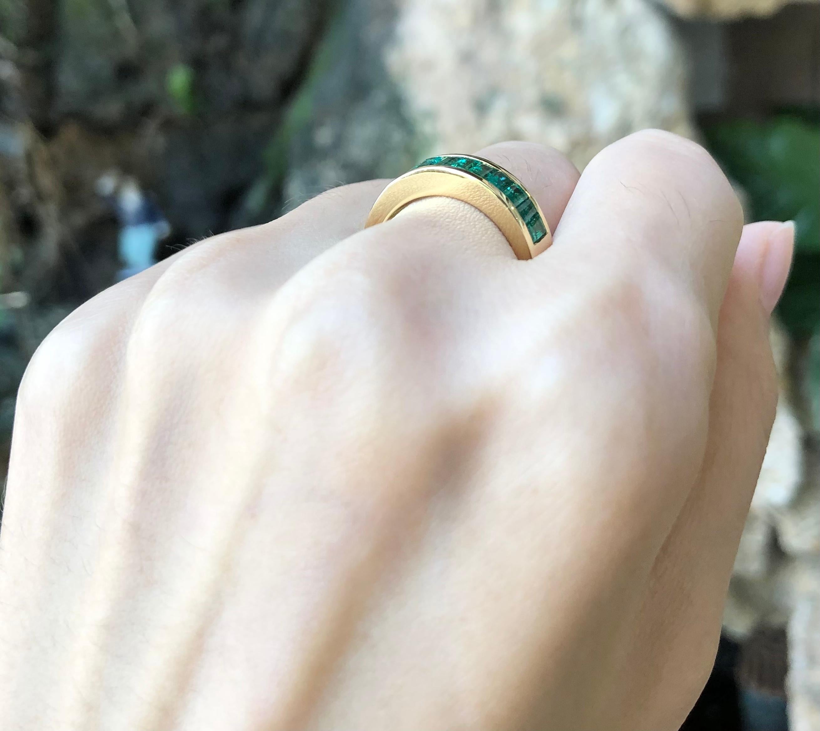 Emerald Ring Set in 18 Karat Gold Settings In New Condition For Sale In Bangkok, TH