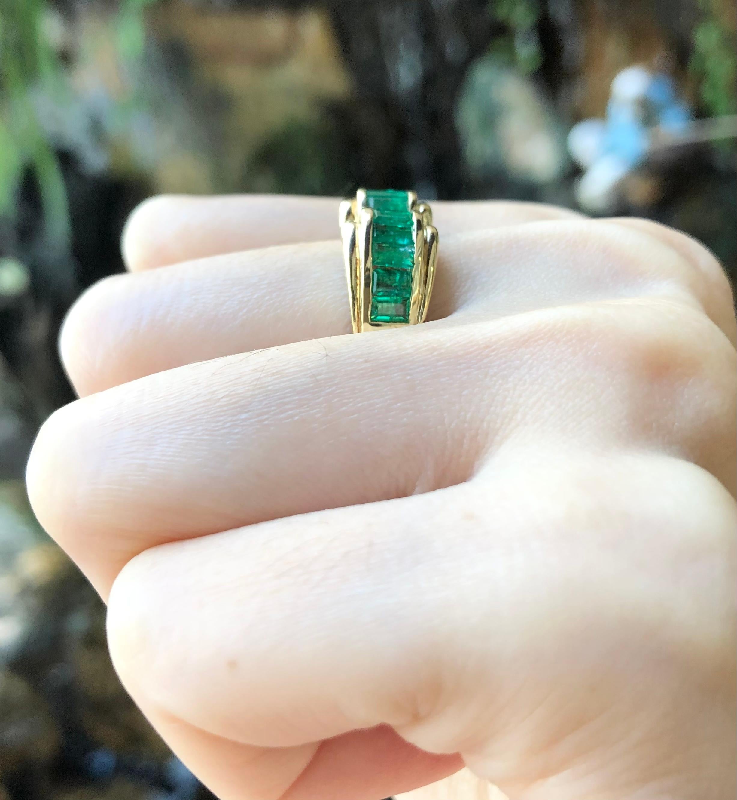 Women's or Men's Emerald Ring Set in 18 Karat Gold Settings For Sale