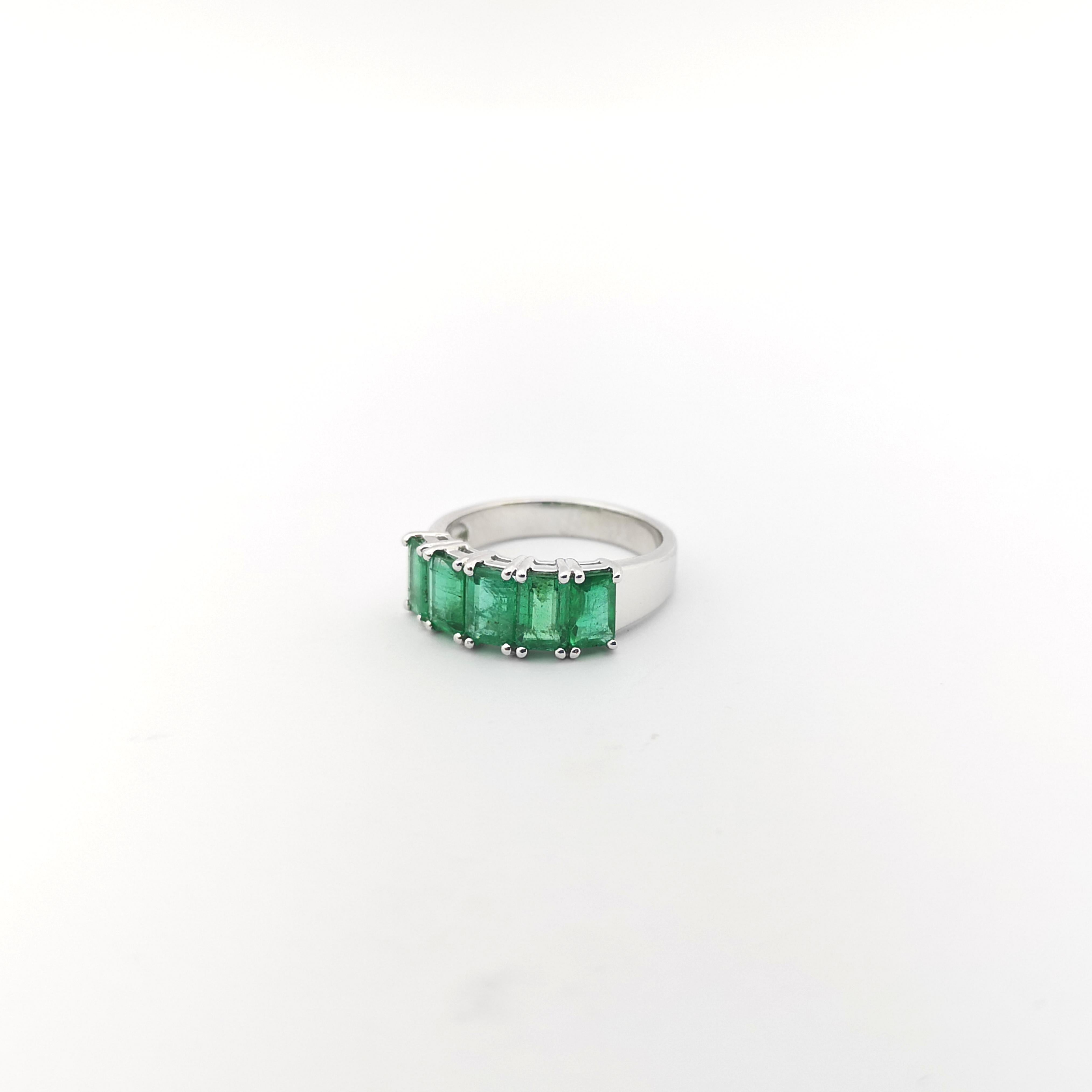 Emerald Ring set in 18K White Gold Settings For Sale 5