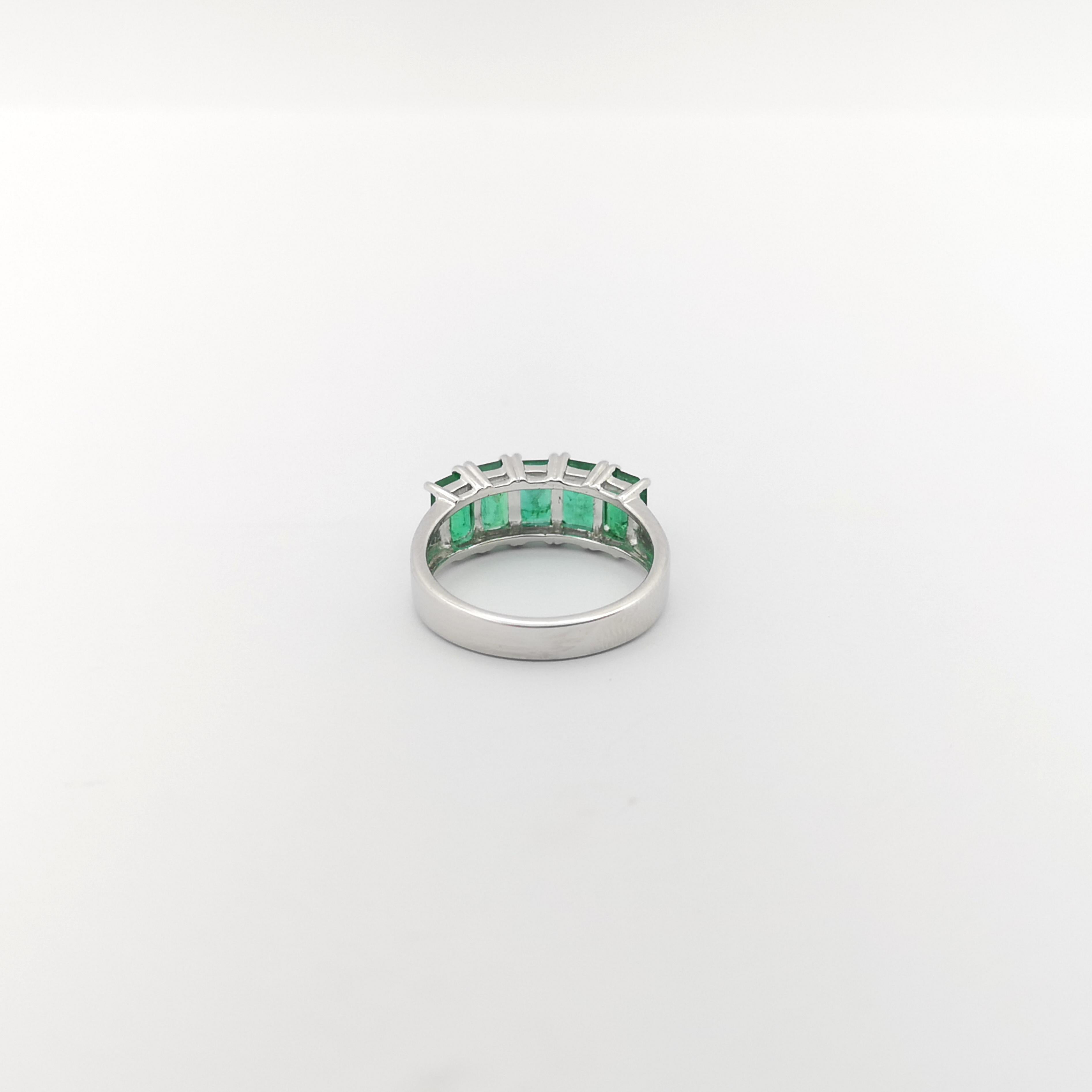 Emerald Ring set in 18K White Gold Settings For Sale 6
