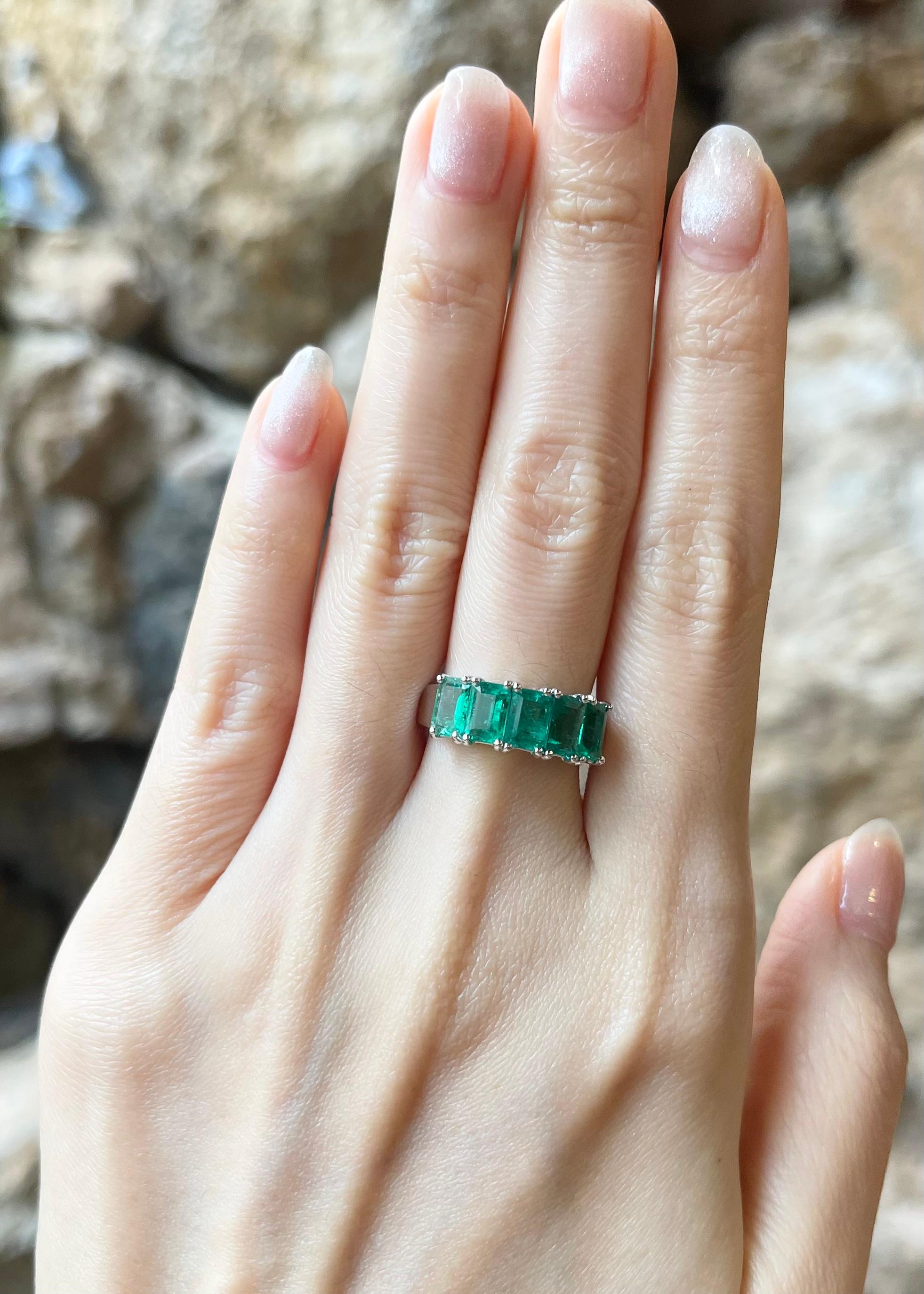 Emerald 2.50 carats Ring set in 18K White Gold Settings

Width:  1.7 cm 
Length: 0.6 cm
Ring Size: 54
Total Weight: 4.51 grams

