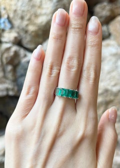Emerald Ring set in 18K White Gold Settings
