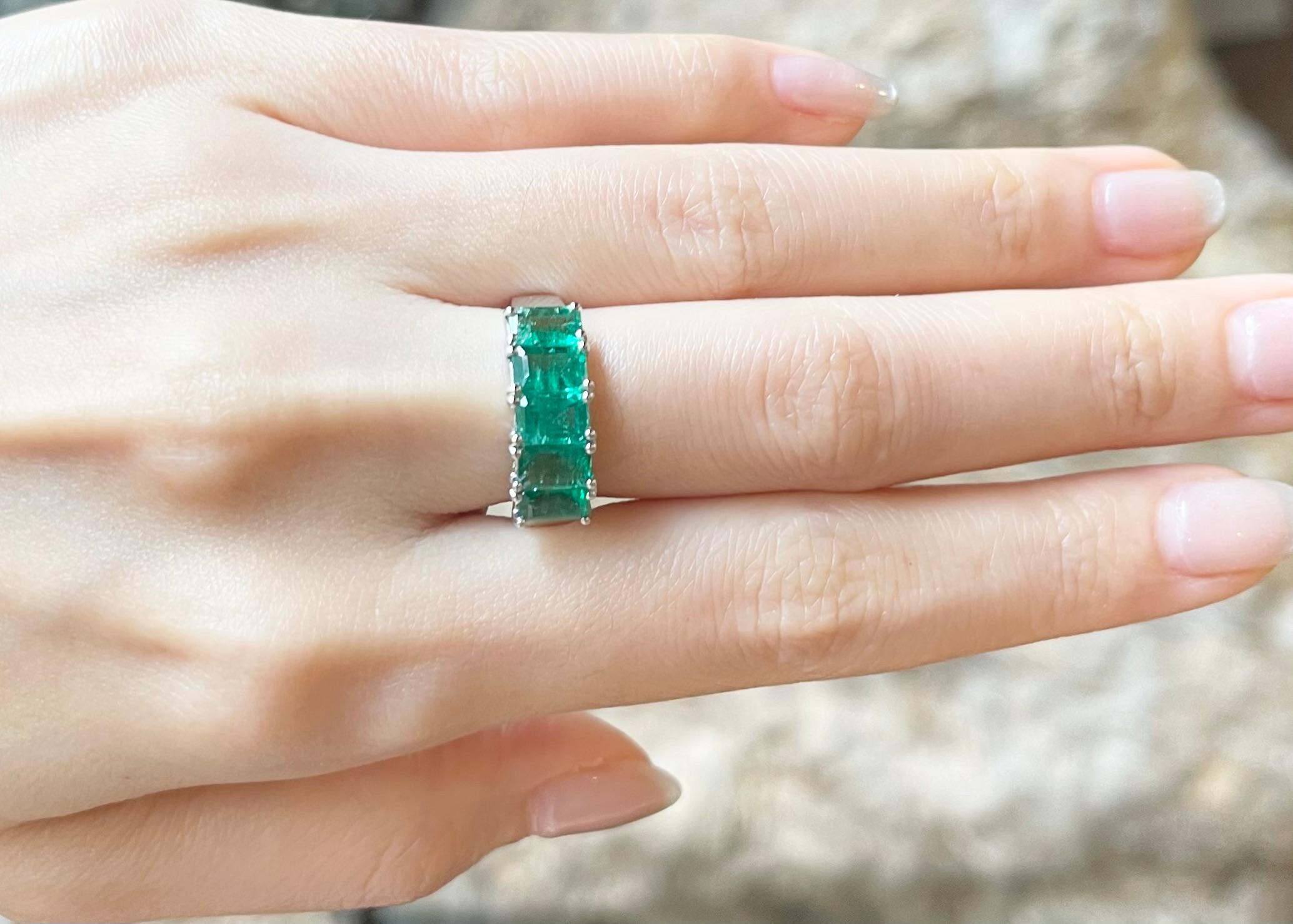Contemporary Emerald Ring set in 18K White Gold Settings For Sale