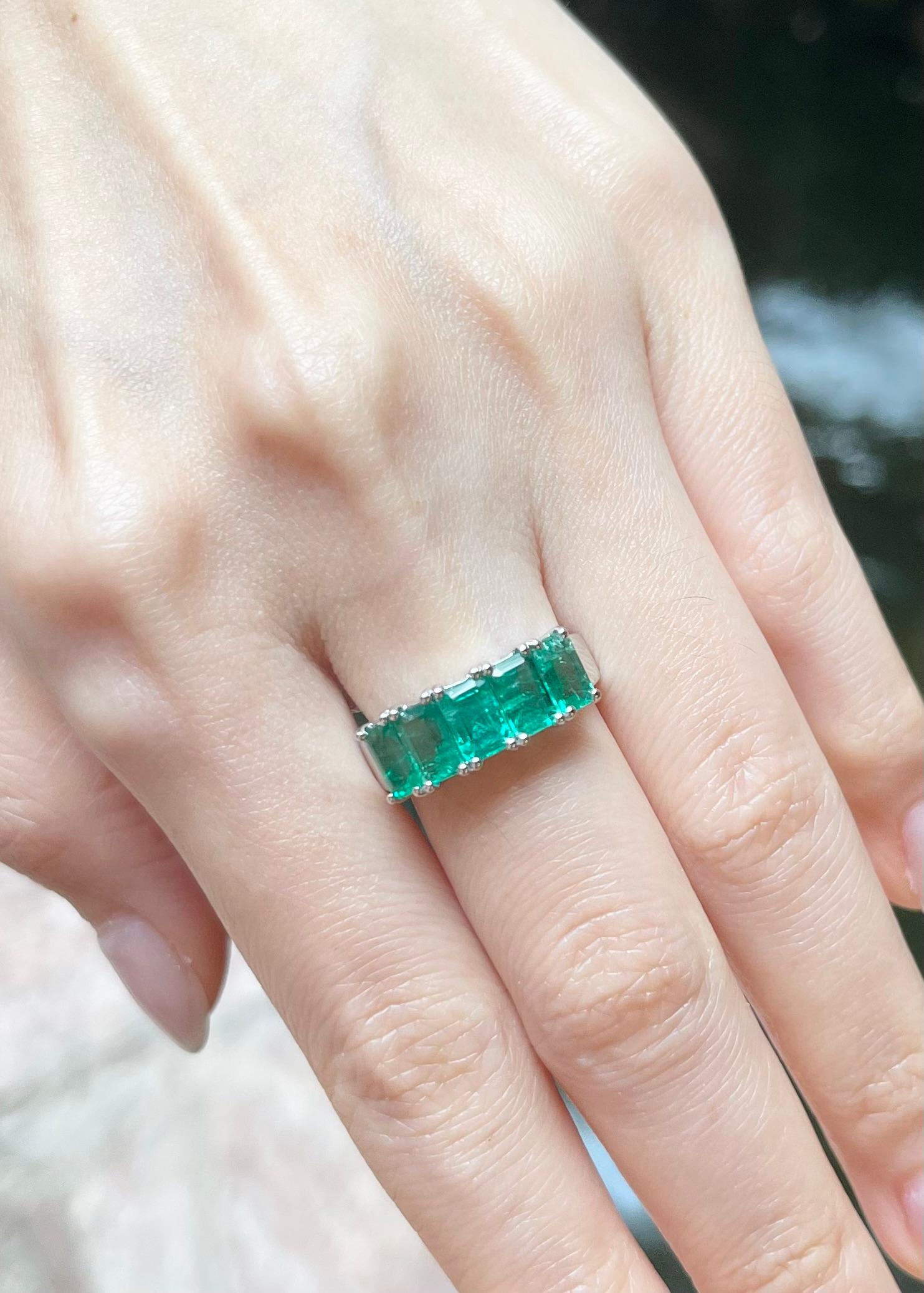Smaragdring in 18 Karat Weißgold gefasst in Fassungen (Smaragdschliff) im Angebot